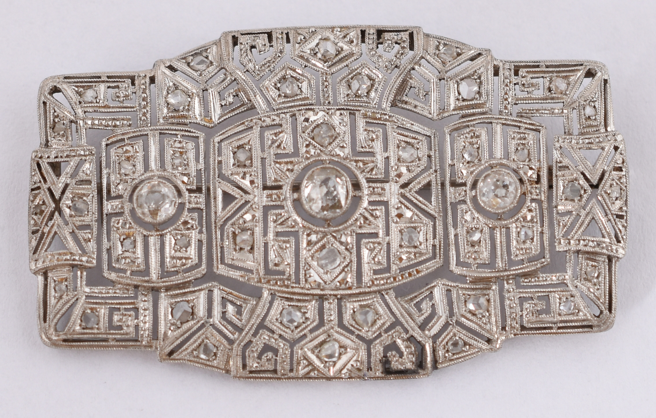 Broche de platina com 3 brilhantes de aproximadamente 0,50 cts total... - foto 1 de 2