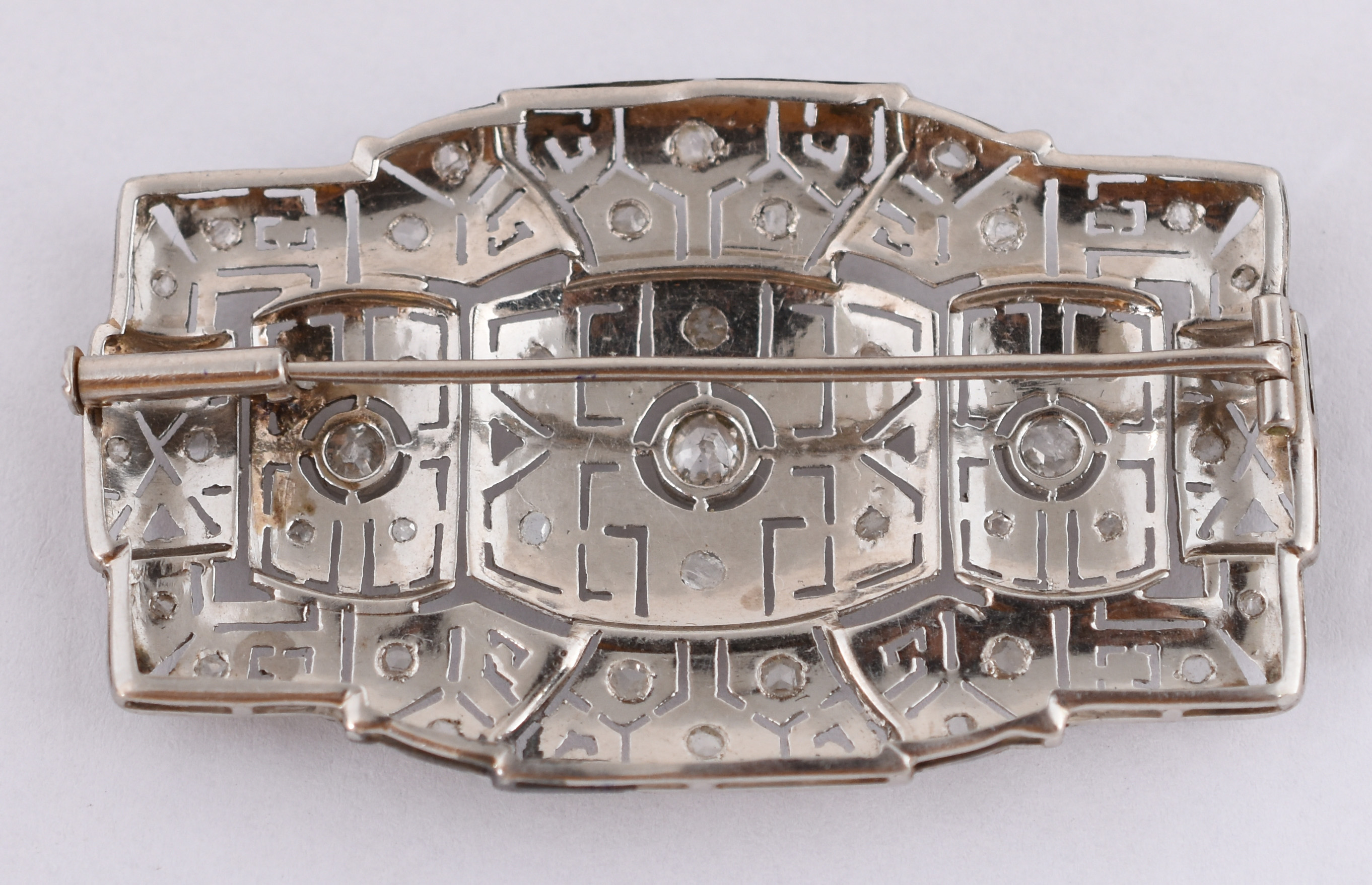 Broche de platina com 3 brilhantes de aproximadamente 0,50 cts total... - foto 2 de 2