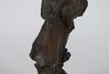 Estatueta de bronze assinada medindo 34 cm de a... - Estatueta de bronze assinada medindo 34 cm de altura.