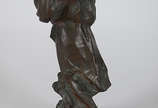 Estatueta de bronze assinada medindo 34 cm de a... - Estatueta de bronze assinada medindo 34 cm de altura.