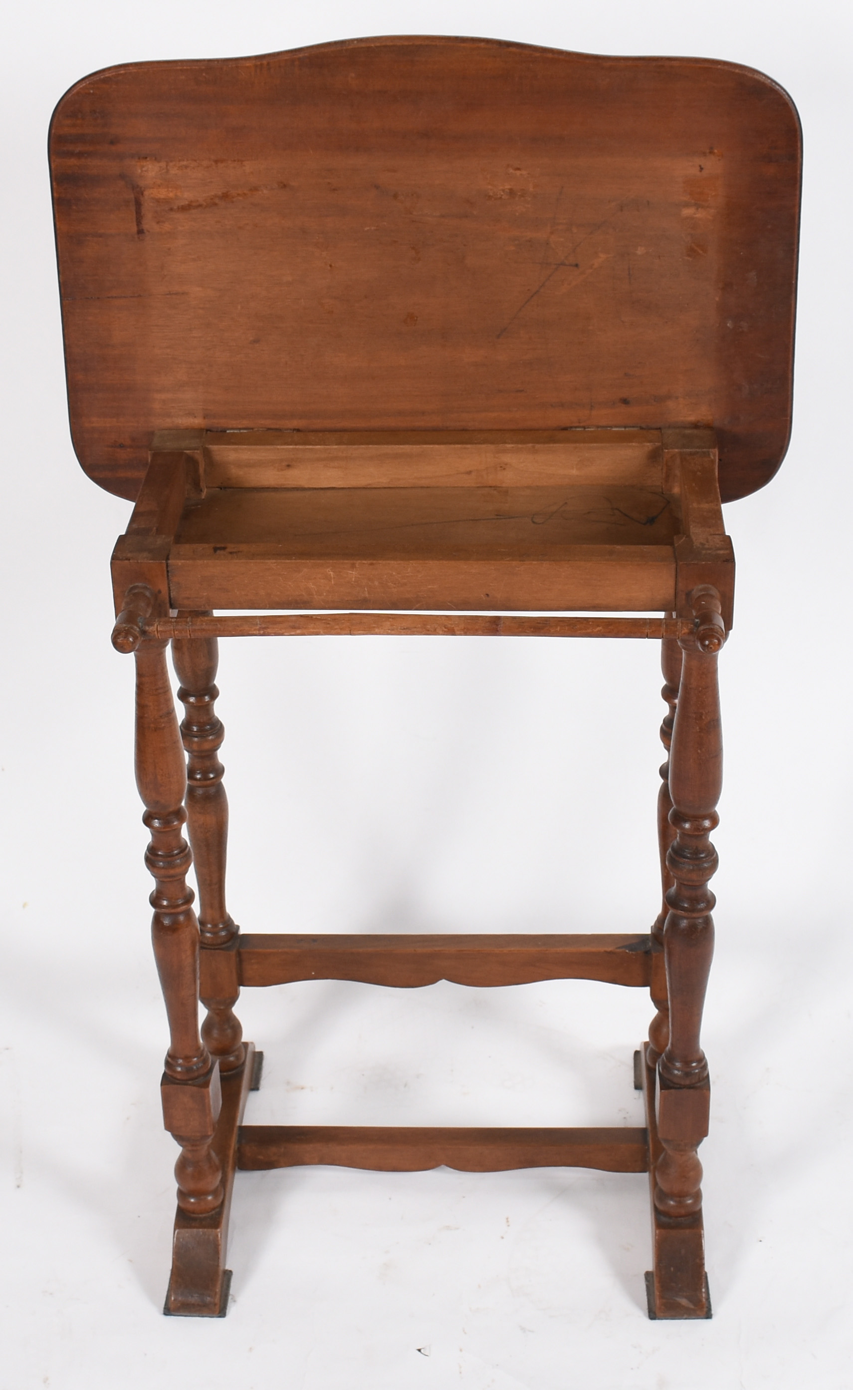 Mesa costureira de madeira nobre (precisando restauro). - foto 4 de 7