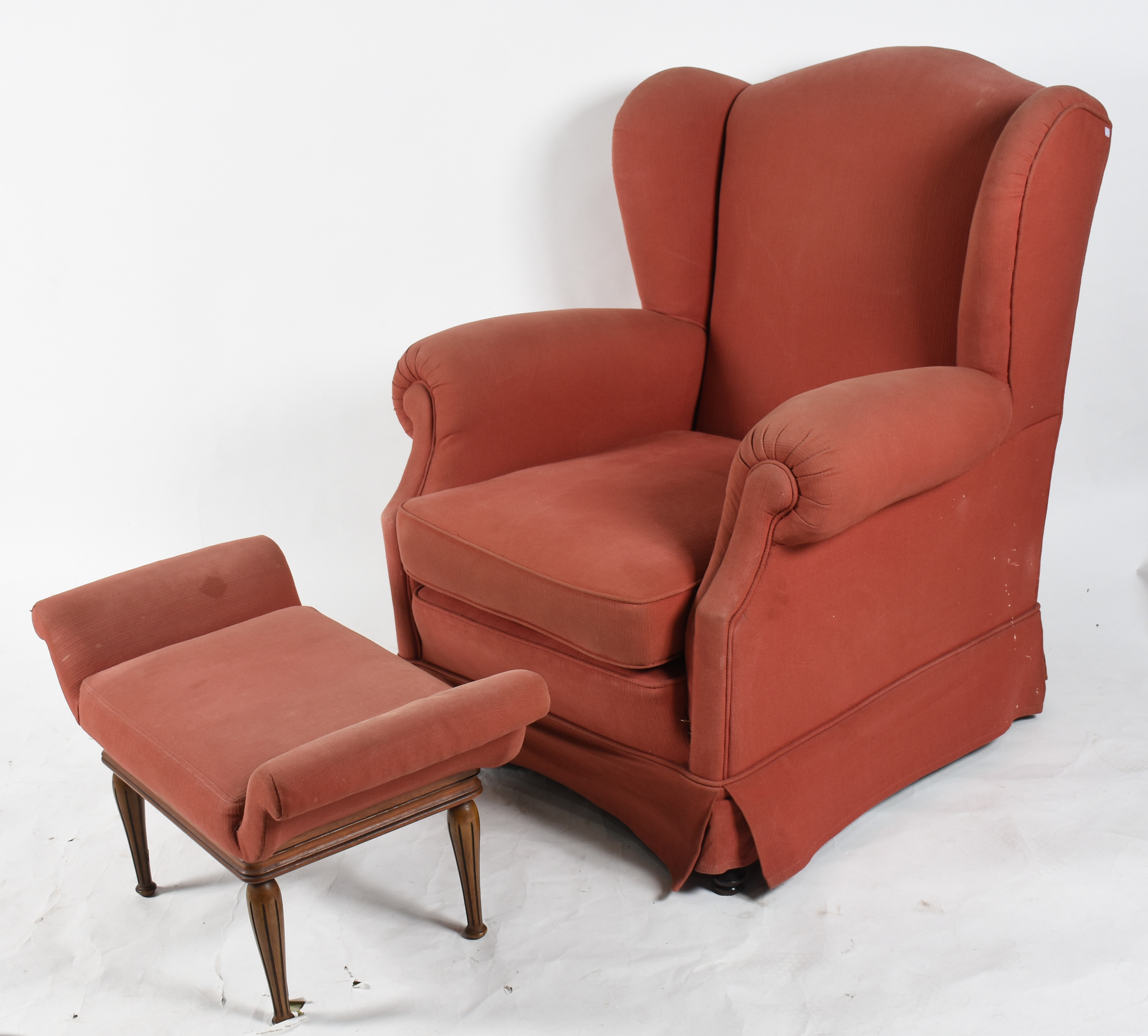 Poltrona bergere com banqueta, estofamento forrado com tecido na cor... - foto 2 de 3
