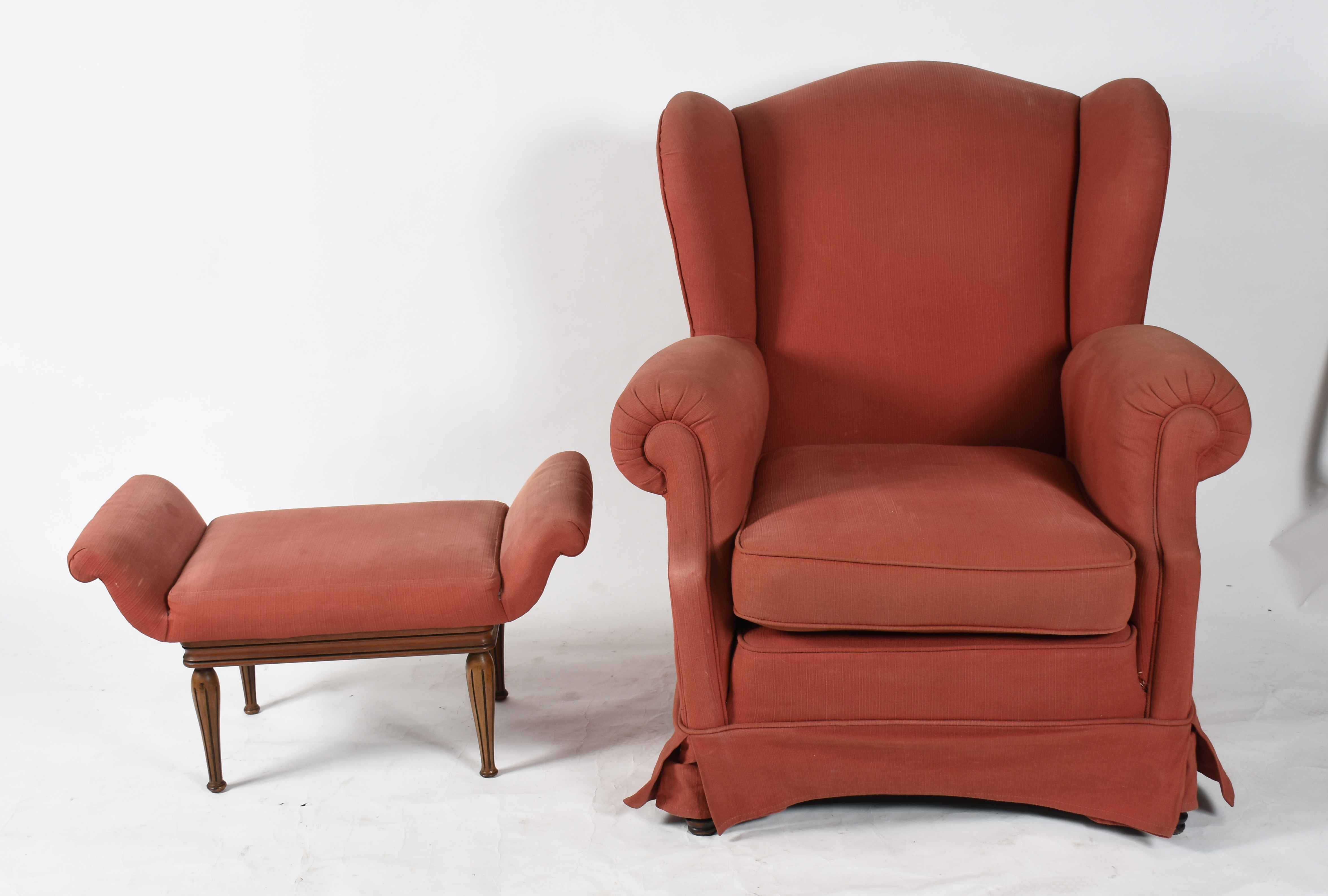 Poltrona bergere com banqueta, estofamento forrado com tecido na cor... - foto 1 de 3