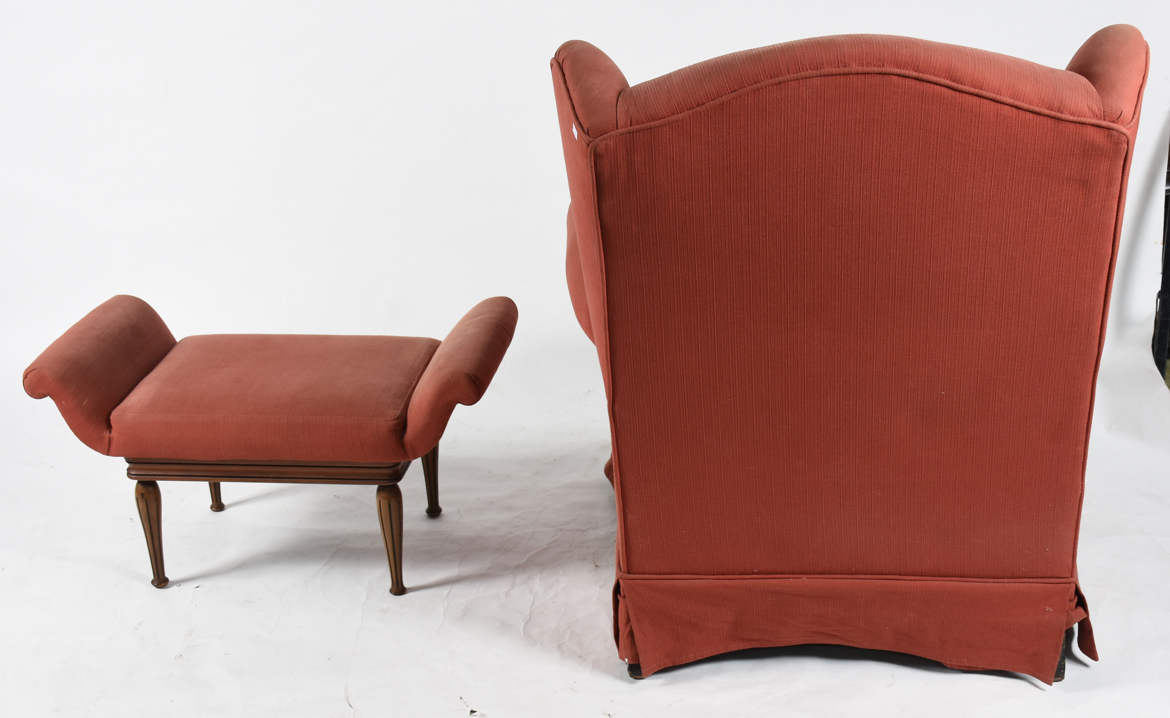 Poltrona bergere com banqueta, estofamento forrado com tecido na cor... - foto 3 de 3