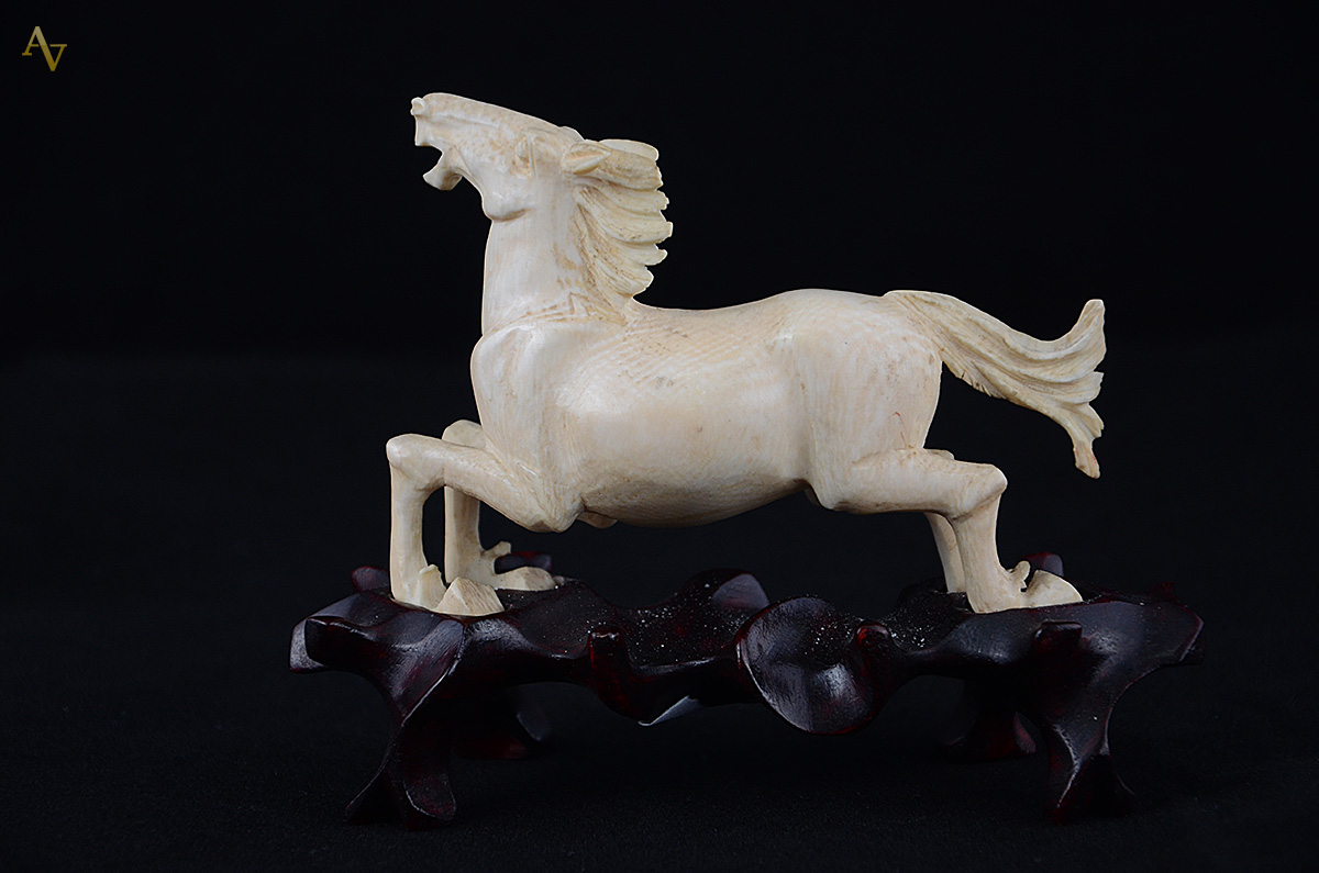 Estatueta de marfim representando Cavalo, base de madeira. Medida... - foto 2 de 2