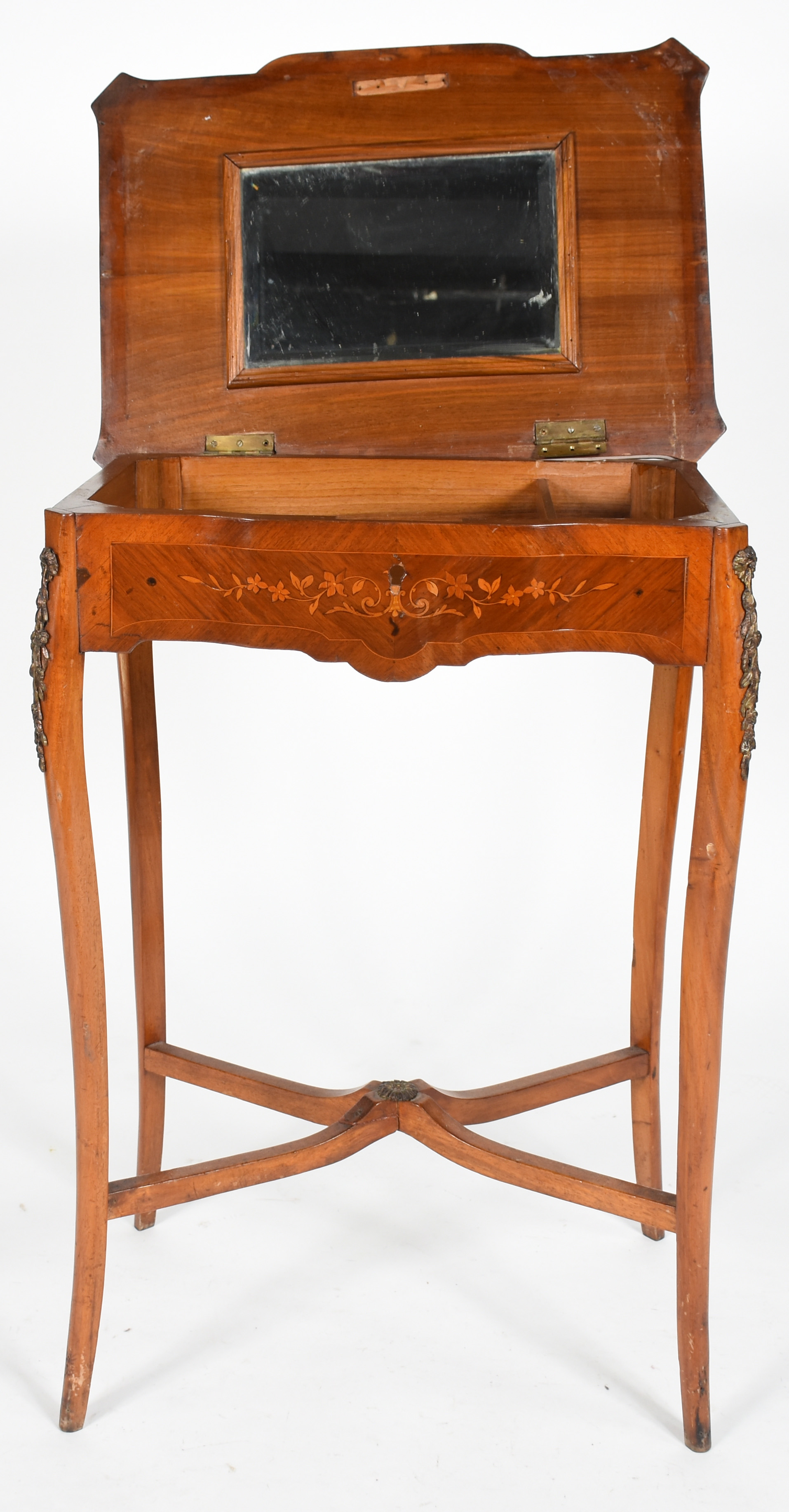 Mesa costureira de madeira parquetada, estilo frances, tampo com... - foto 4 de 5