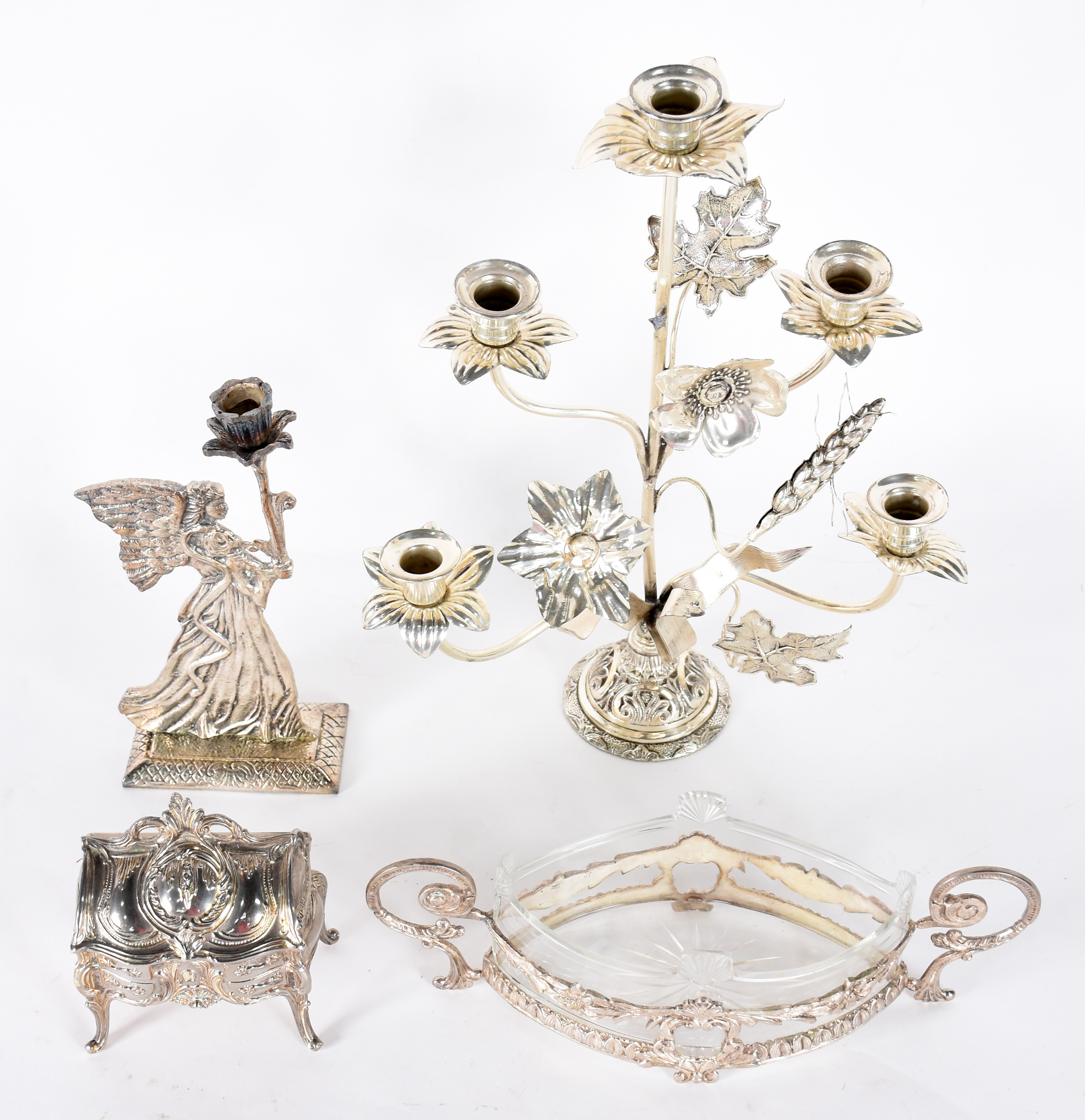 Quatro peças de metal prateado, sendo candelabro para 5 luzes com... - foto 2 de 4