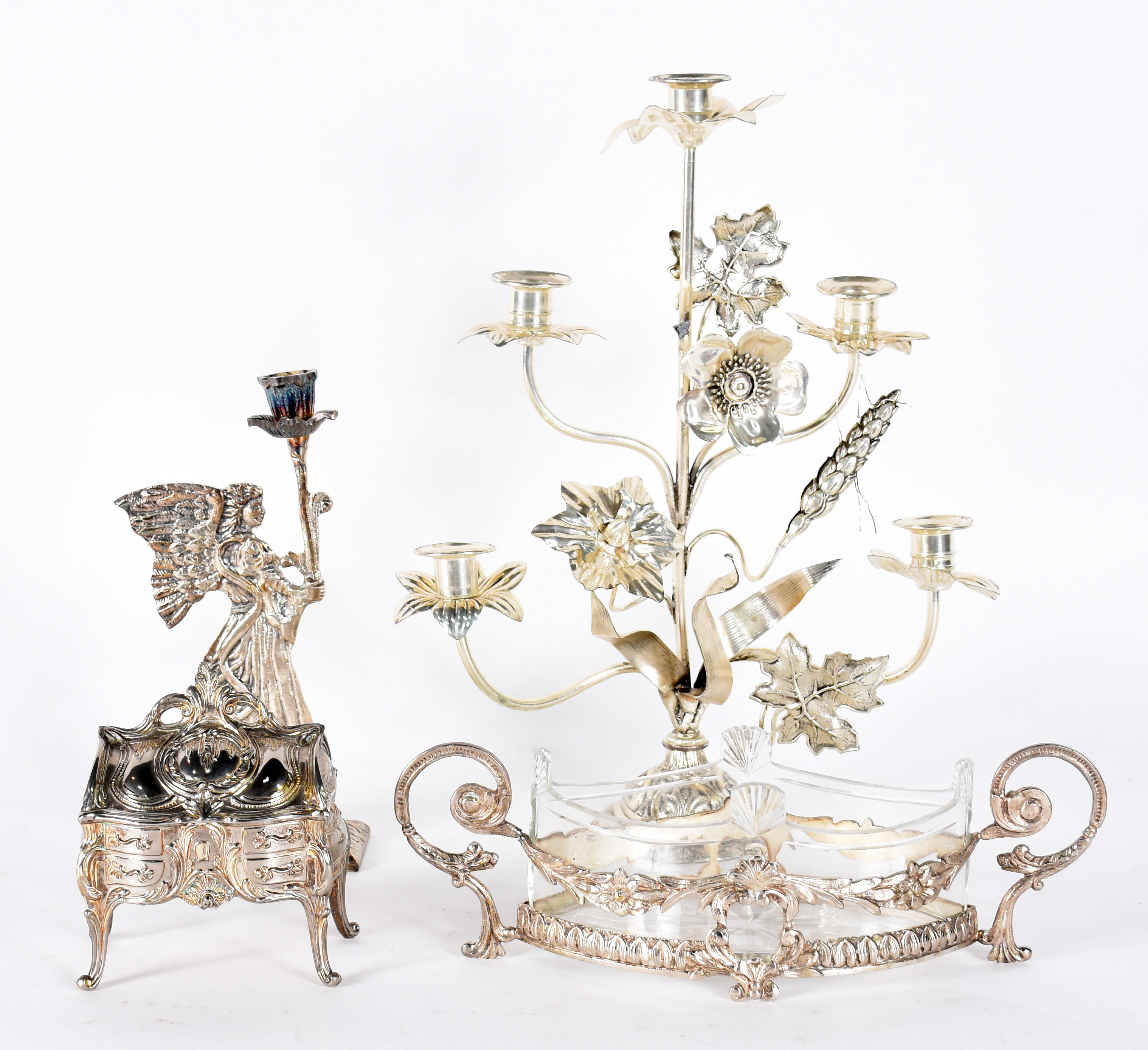 Quatro peças de metal prateado, sendo candelabro para 5 luzes com... - foto 1 de 4