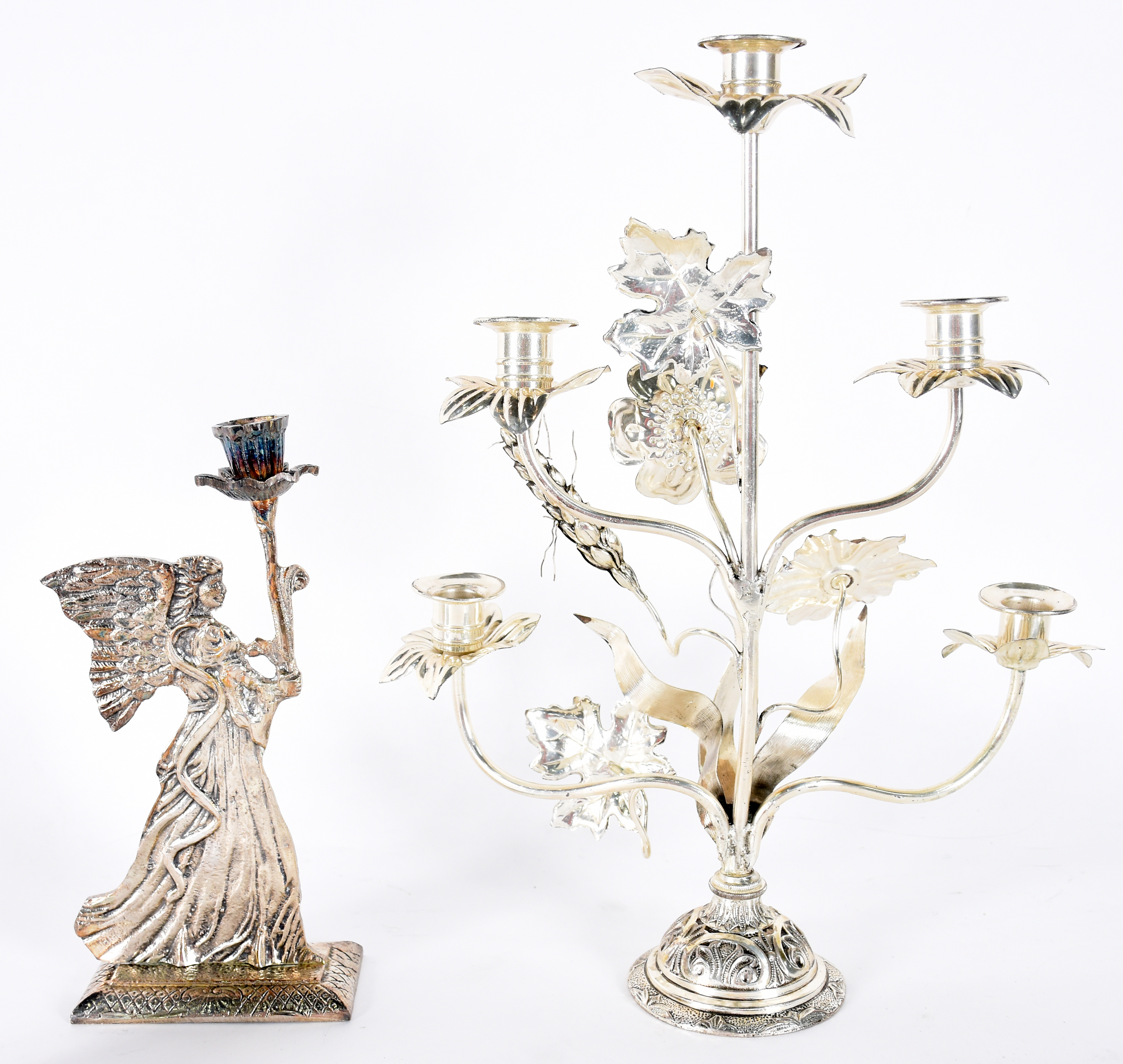 Quatro peças de metal prateado, sendo candelabro para 5 luzes com... - foto 4 de 4