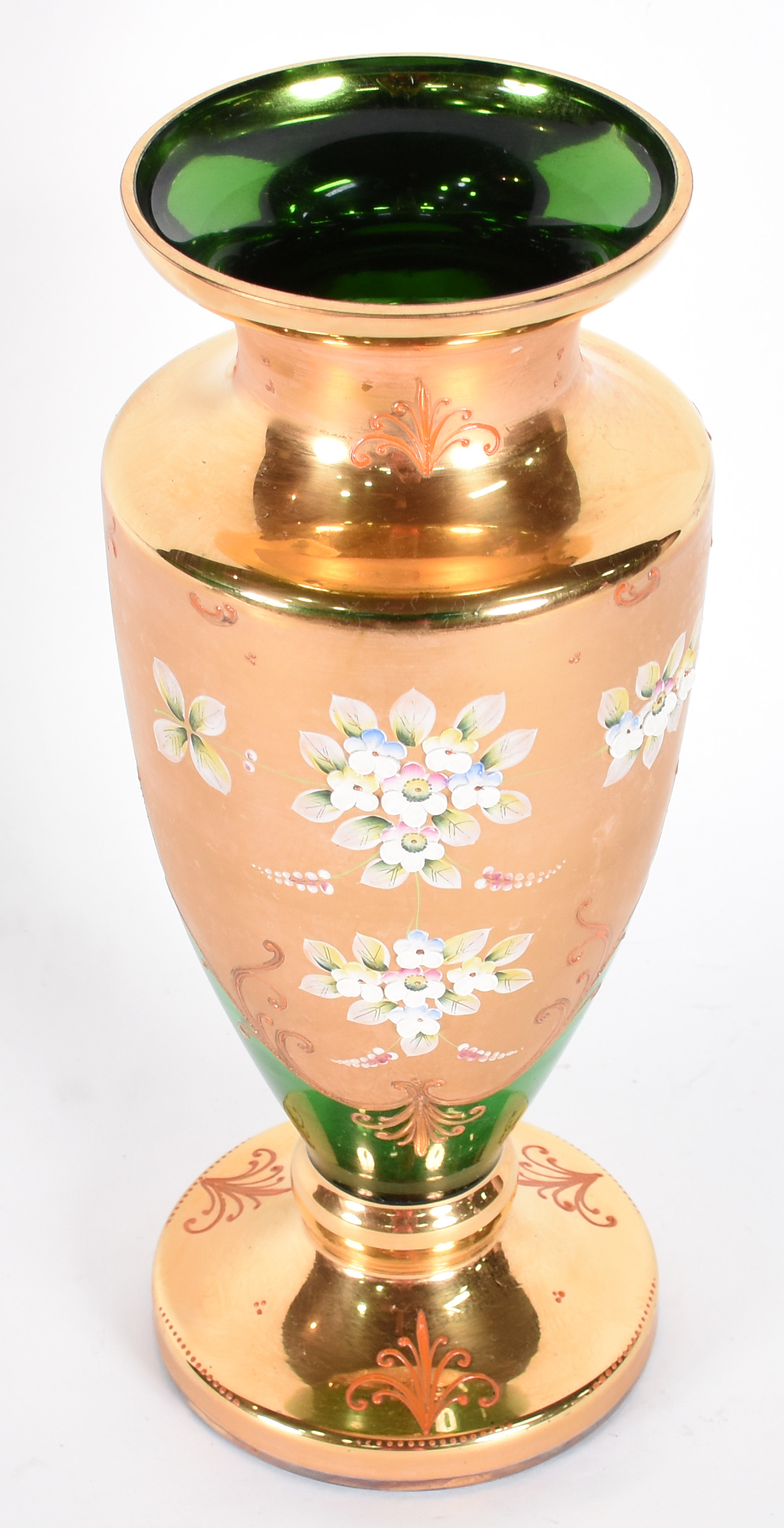 Vaso verde de cristal tcheco com rica decoração em dourado. - foto 2 de 4
