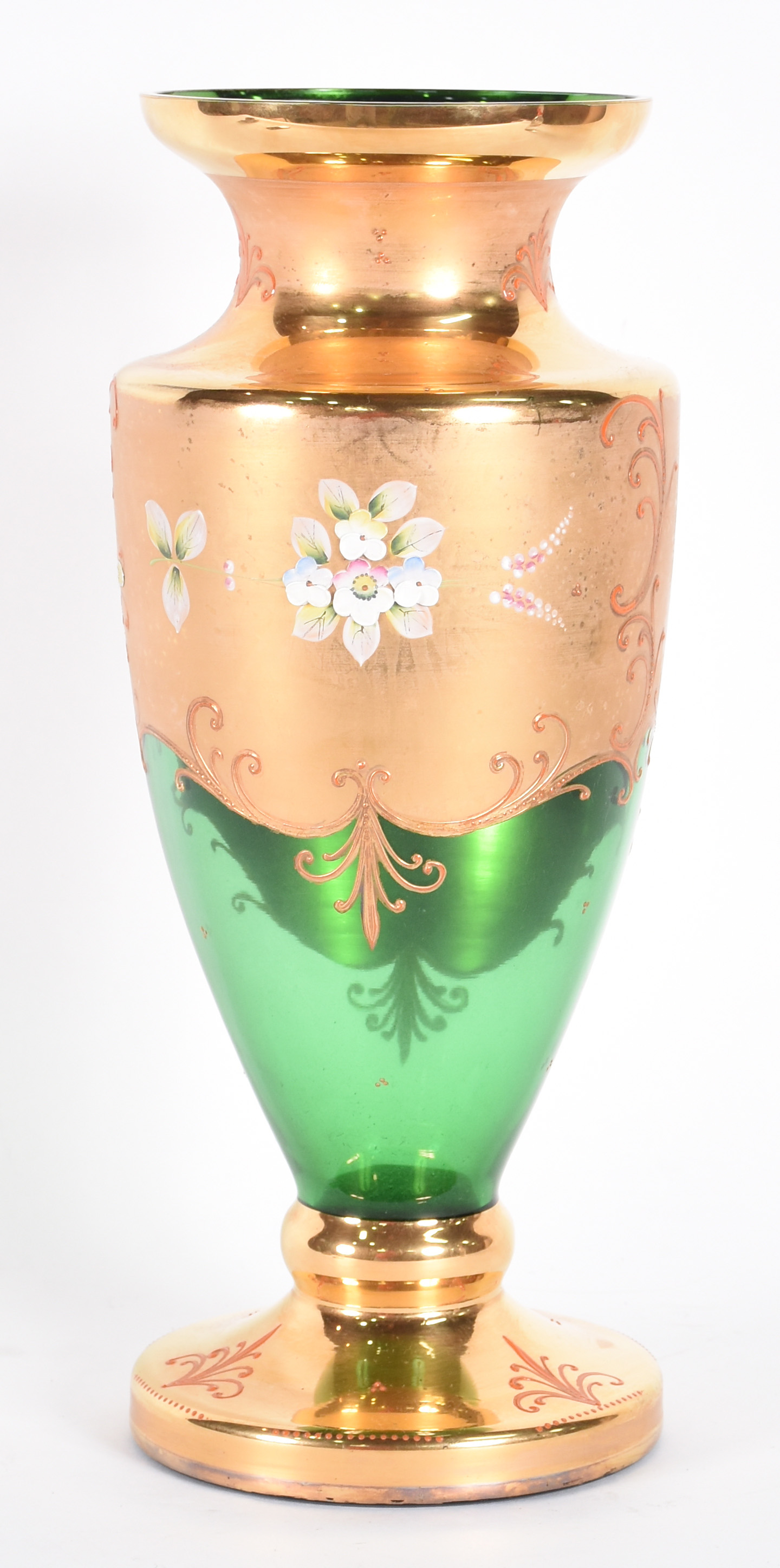 Vaso verde de cristal tcheco com rica decoração em dourado. - foto 3 de 4