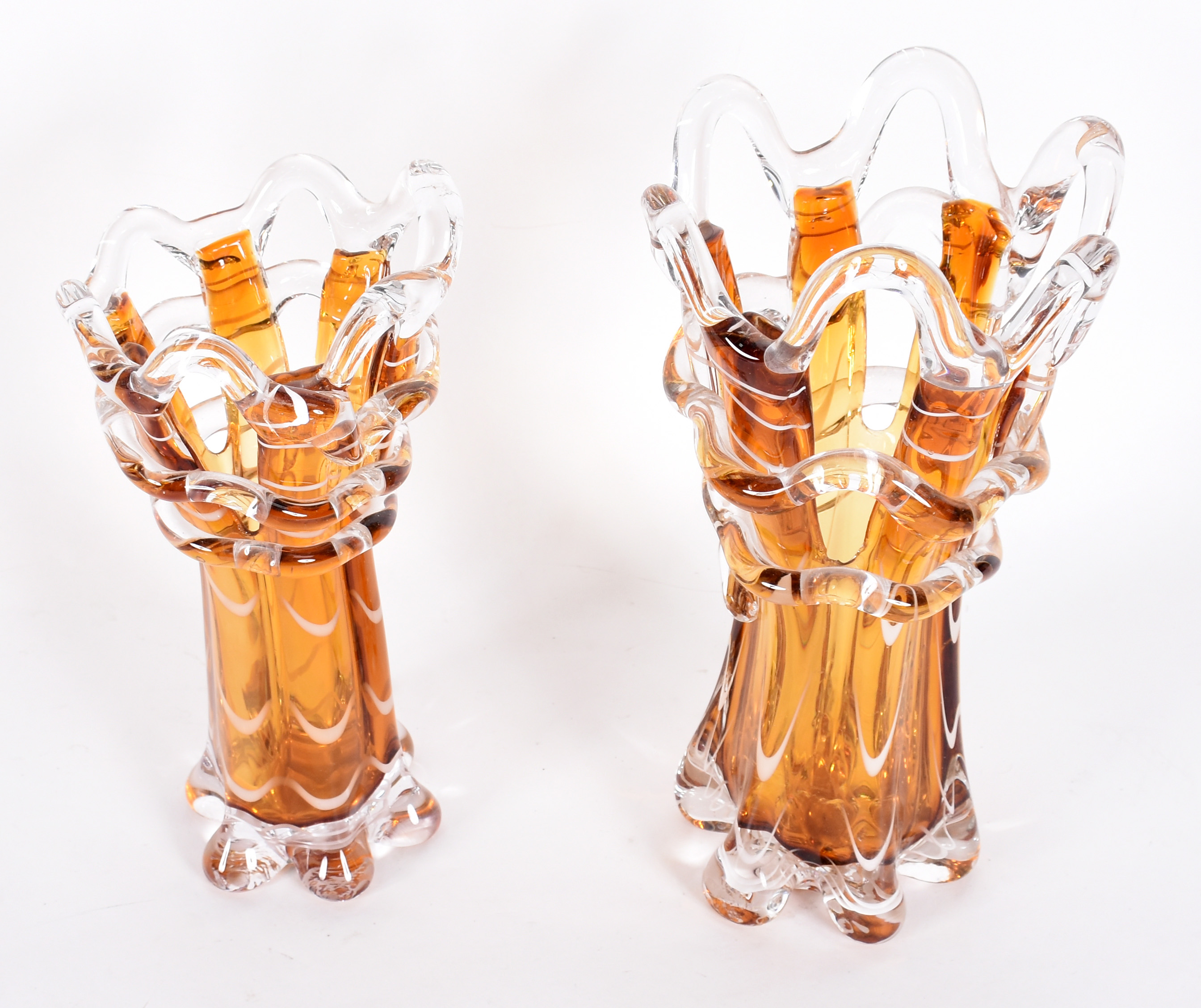 Dois vasos de murano ambar, borda em gomos vazados. - foto 2 de 3