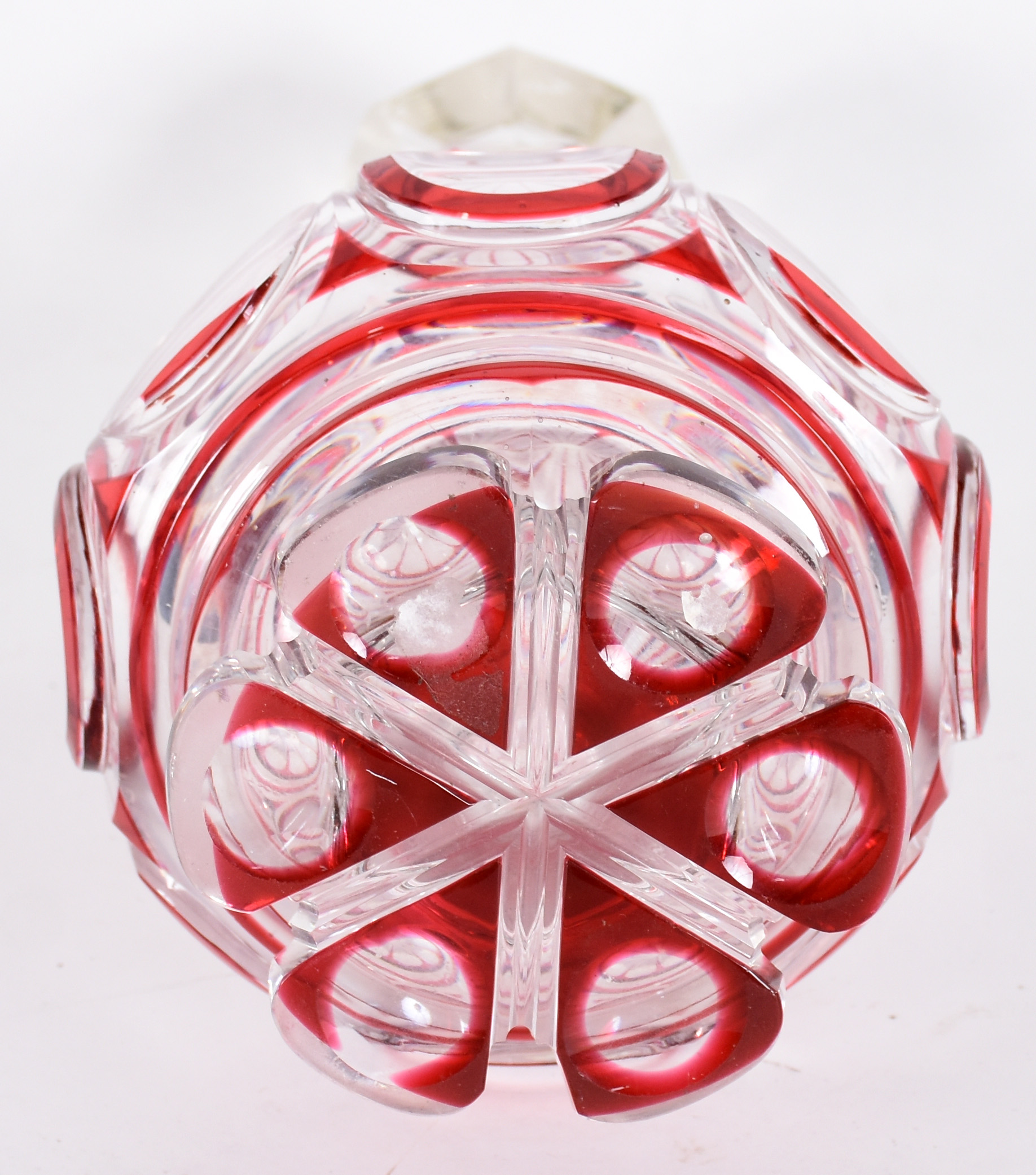 Garrafa de cristal europeu doublé vermelho lapidada. - foto 3 de 3