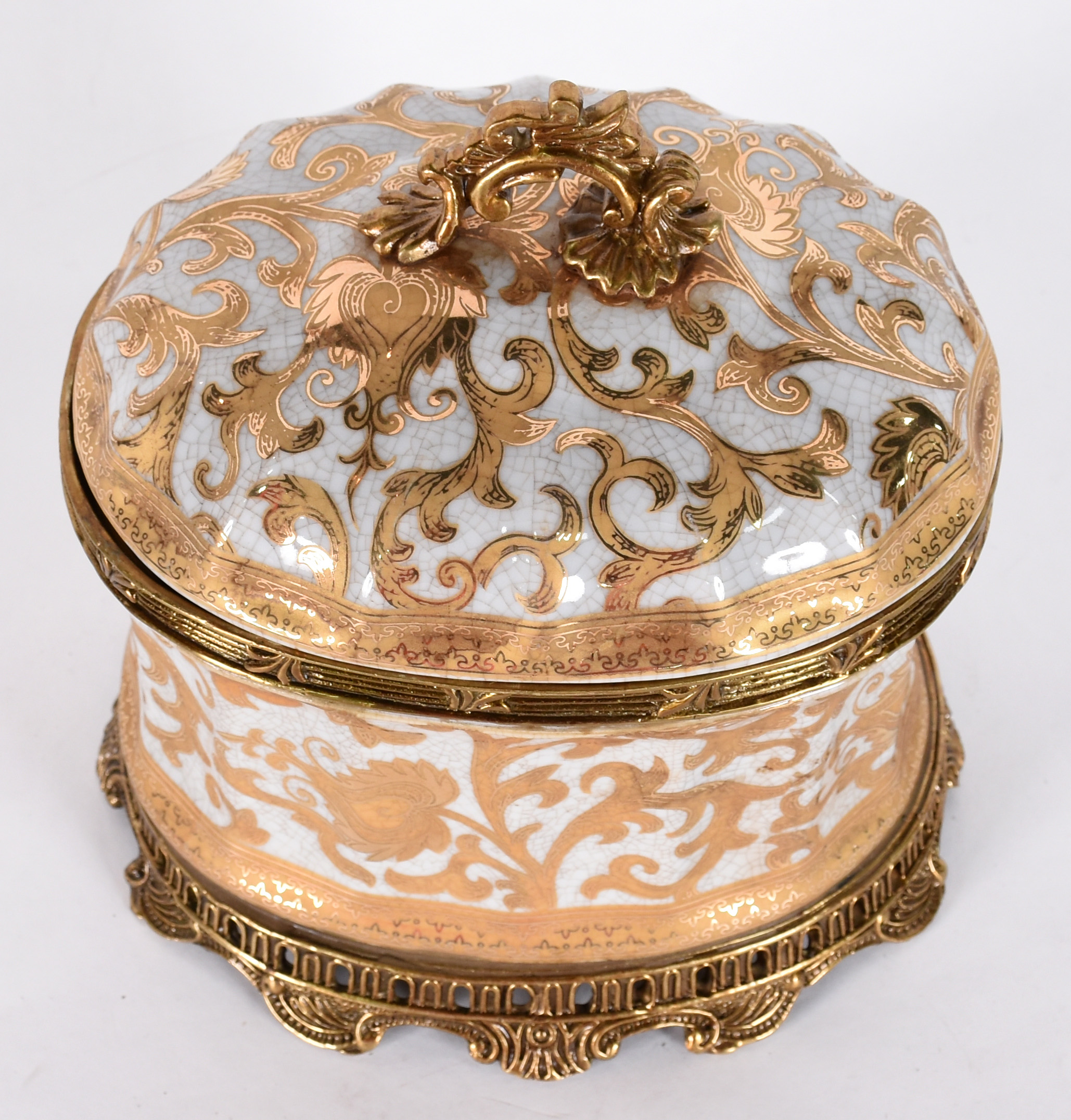 Caixa de porcelana craquelê com guirlandas douradas, base e pega de... - foto 2 de 4