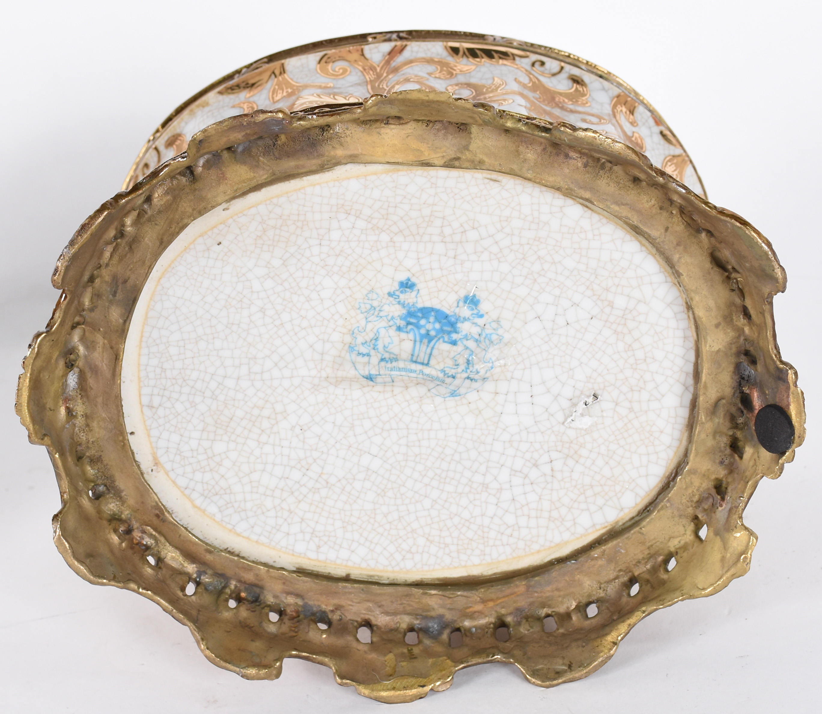 Caixa de porcelana craquelê com guirlandas douradas, base e pega de... - foto 4 de 4