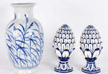 Três peças sendo, grande vaso de porcelana com ... - Três peças sendo, grande vaso de porcelana com folhas azuis e par de pinhas de cerâmica azul e branca.