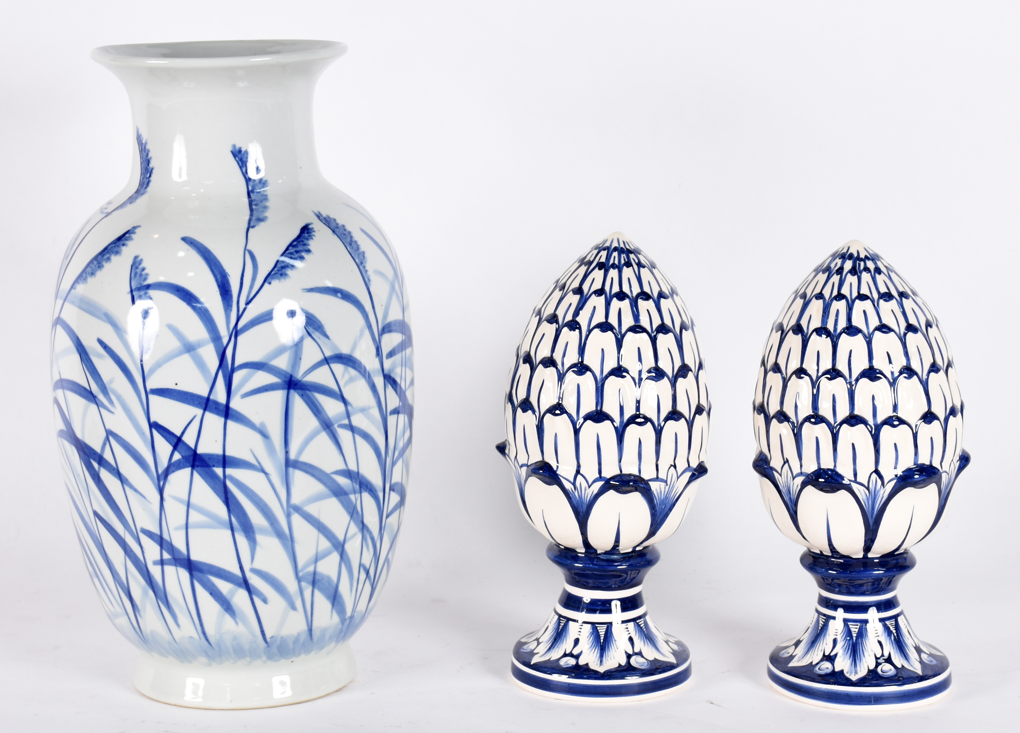 Três peças sendo, grande vaso de porcelana com folhas azuis e par de... - foto 1 de 5