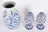 Três peças sendo, grande vaso de porcelana com ... - Três peças sendo, grande vaso de porcelana com folhas azuis e par de pinhas de cerâmica azul e branca.