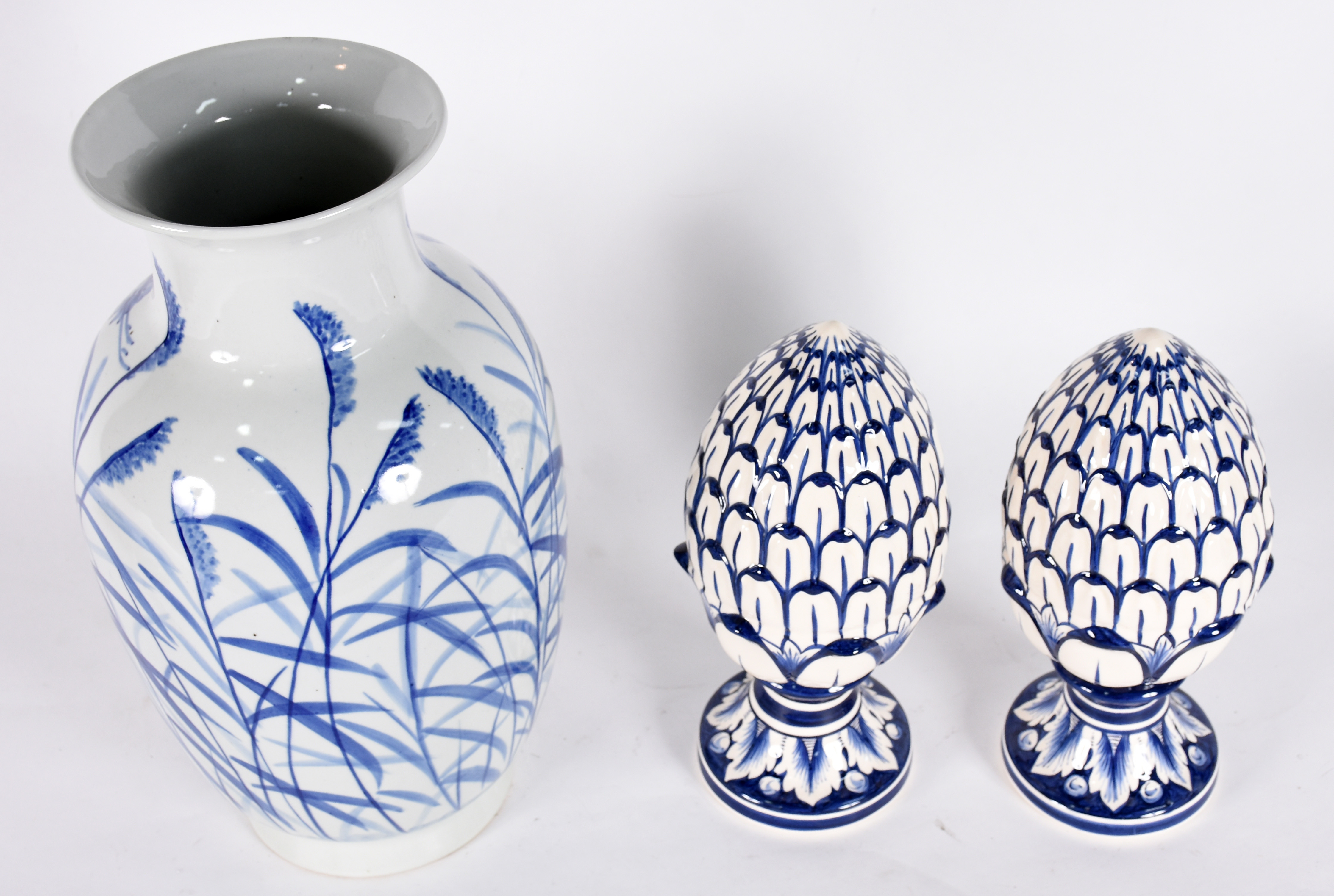 Três peças sendo, grande vaso de porcelana com folhas azuis e par de... - foto 2 de 5