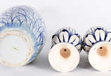 Três peças sendo, grande vaso de porcelana com ... - Três peças sendo, grande vaso de porcelana com folhas azuis e par de pinhas de cerâmica azul e branca.