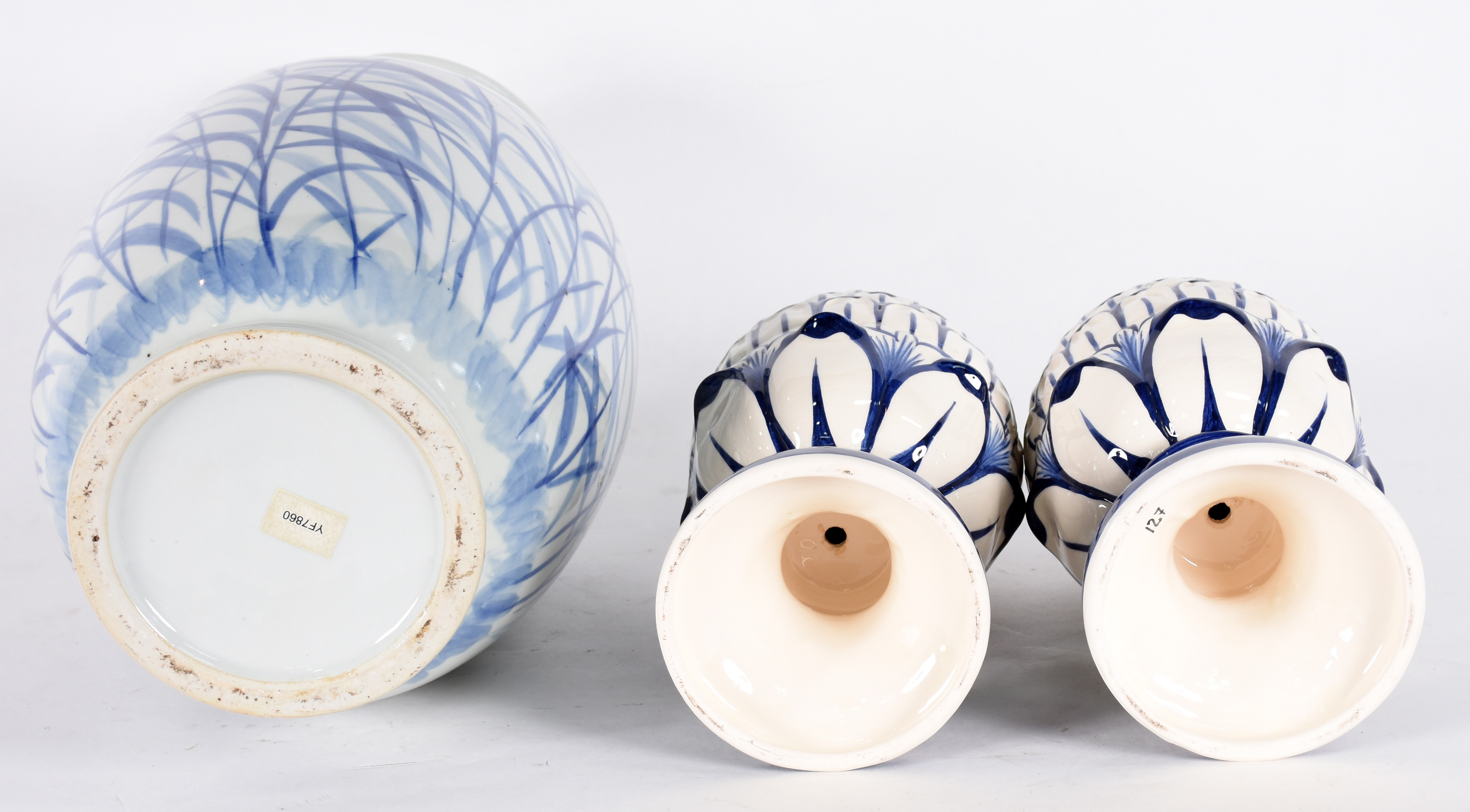 Três peças sendo, grande vaso de porcelana com folhas azuis e par de... - foto 3 de 5