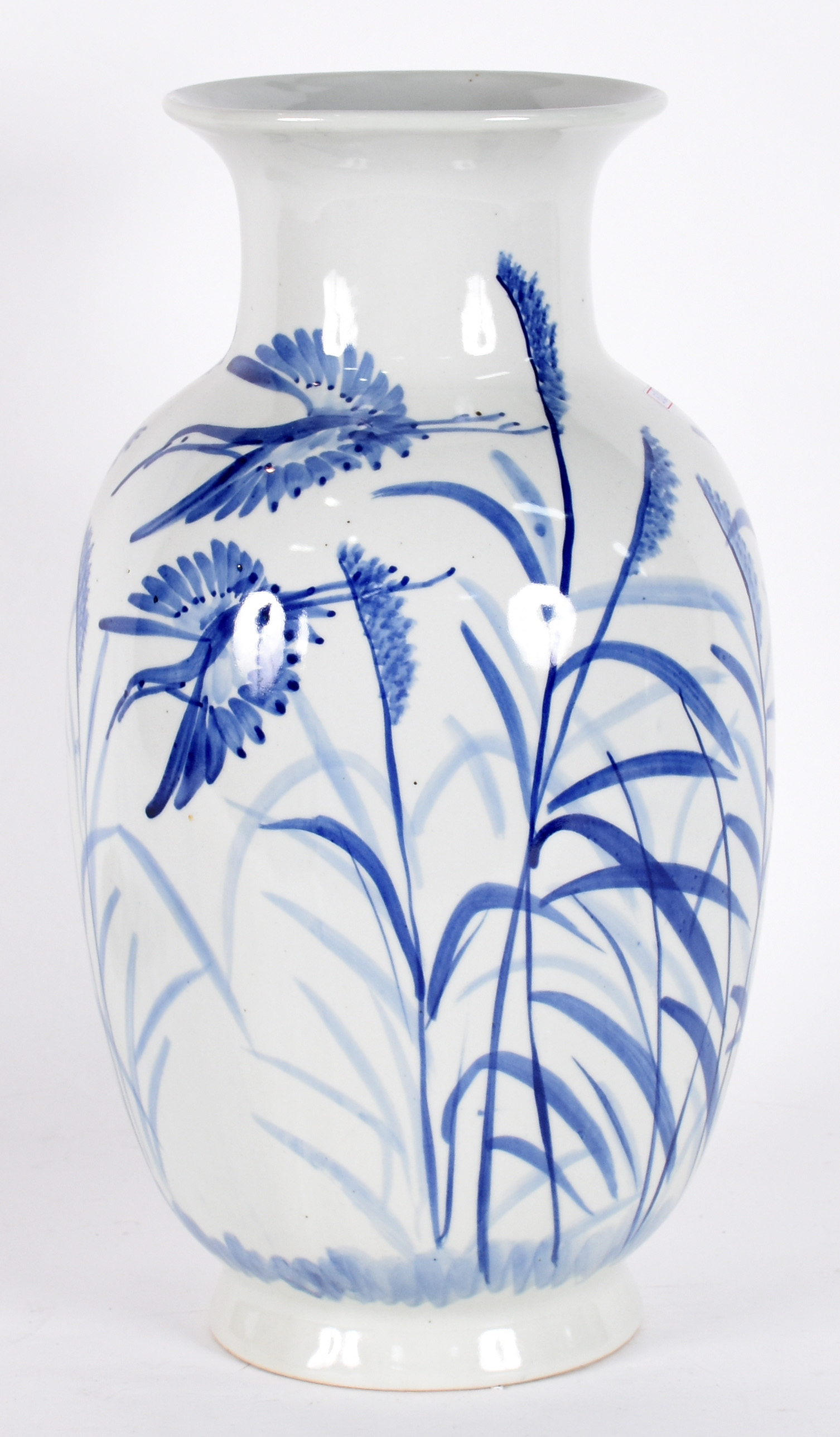Três peças sendo, grande vaso de porcelana com folhas azuis e par de... - foto 4 de 5