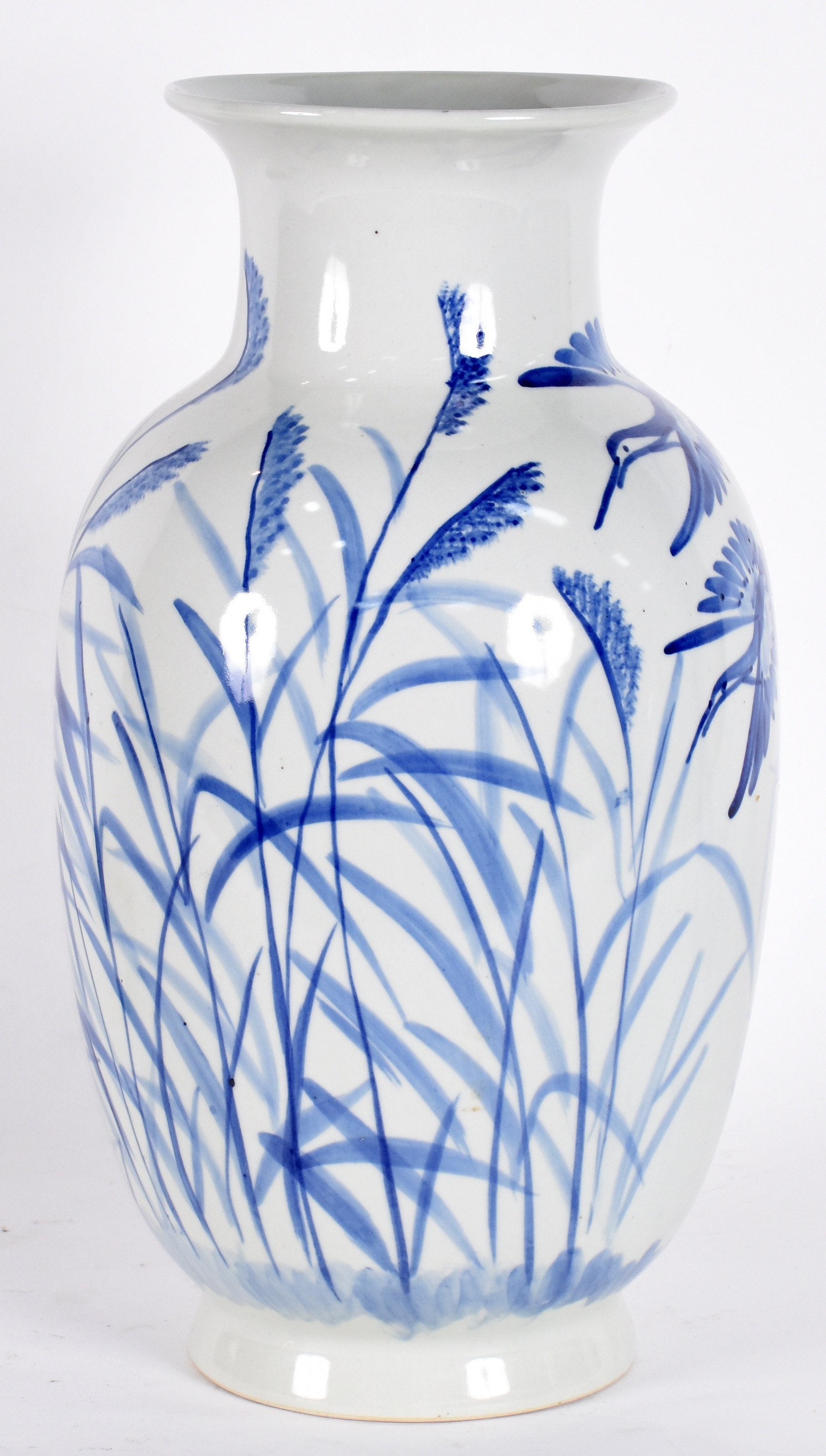 Três peças sendo, grande vaso de porcelana com folhas azuis e par de... - foto 5 de 5