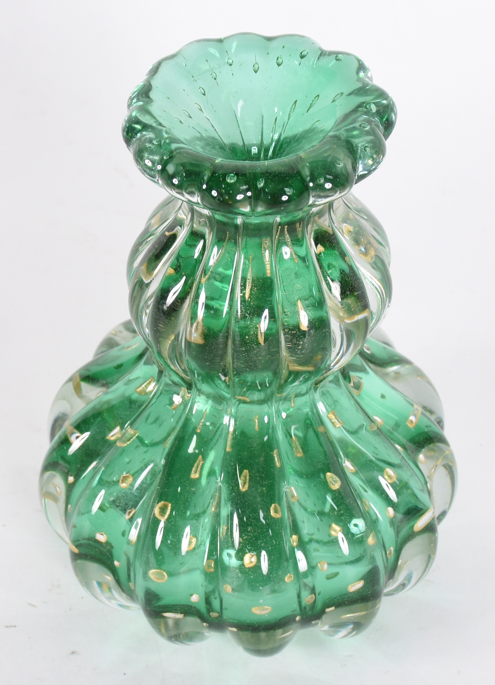 Vaso de murano verde, feitio de gomos com pó de ouro. - foto 2 de 3