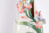Vaso de porcelana oriental com flores em relevo... - Vaso de porcelana oriental com flores em relevo policromado.