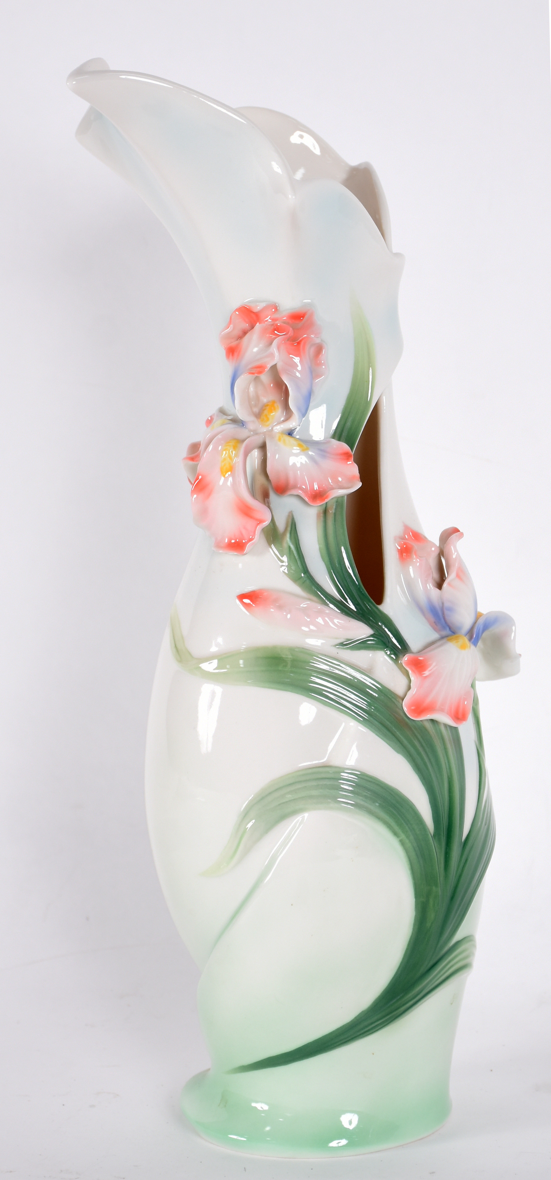 Vaso de porcelana oriental com flores em relevo policromado. - foto 1 de 4