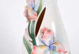 Vaso de porcelana oriental com flores em relevo... - Vaso de porcelana oriental com flores em relevo policromado.