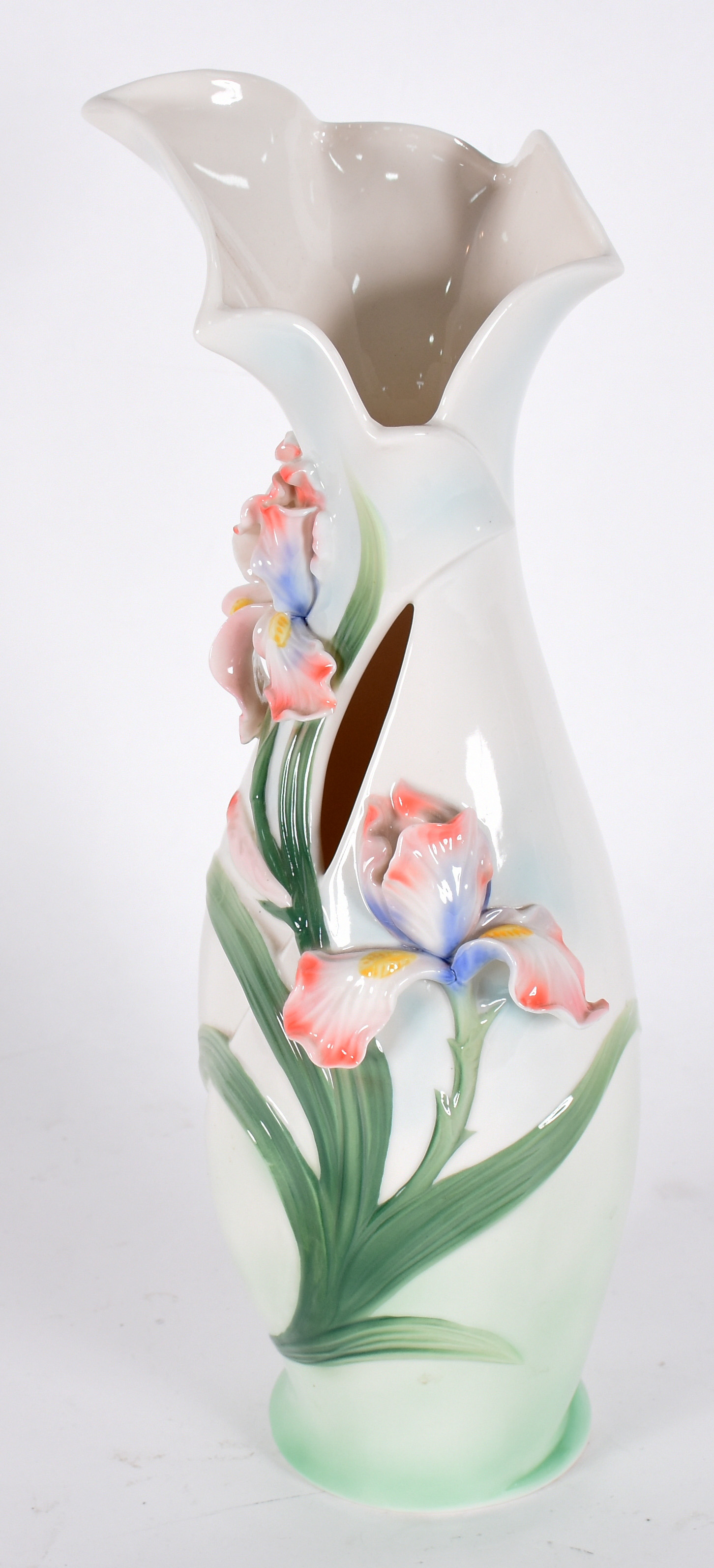 Vaso de porcelana oriental com flores em relevo policromado. - foto 2 de 4
