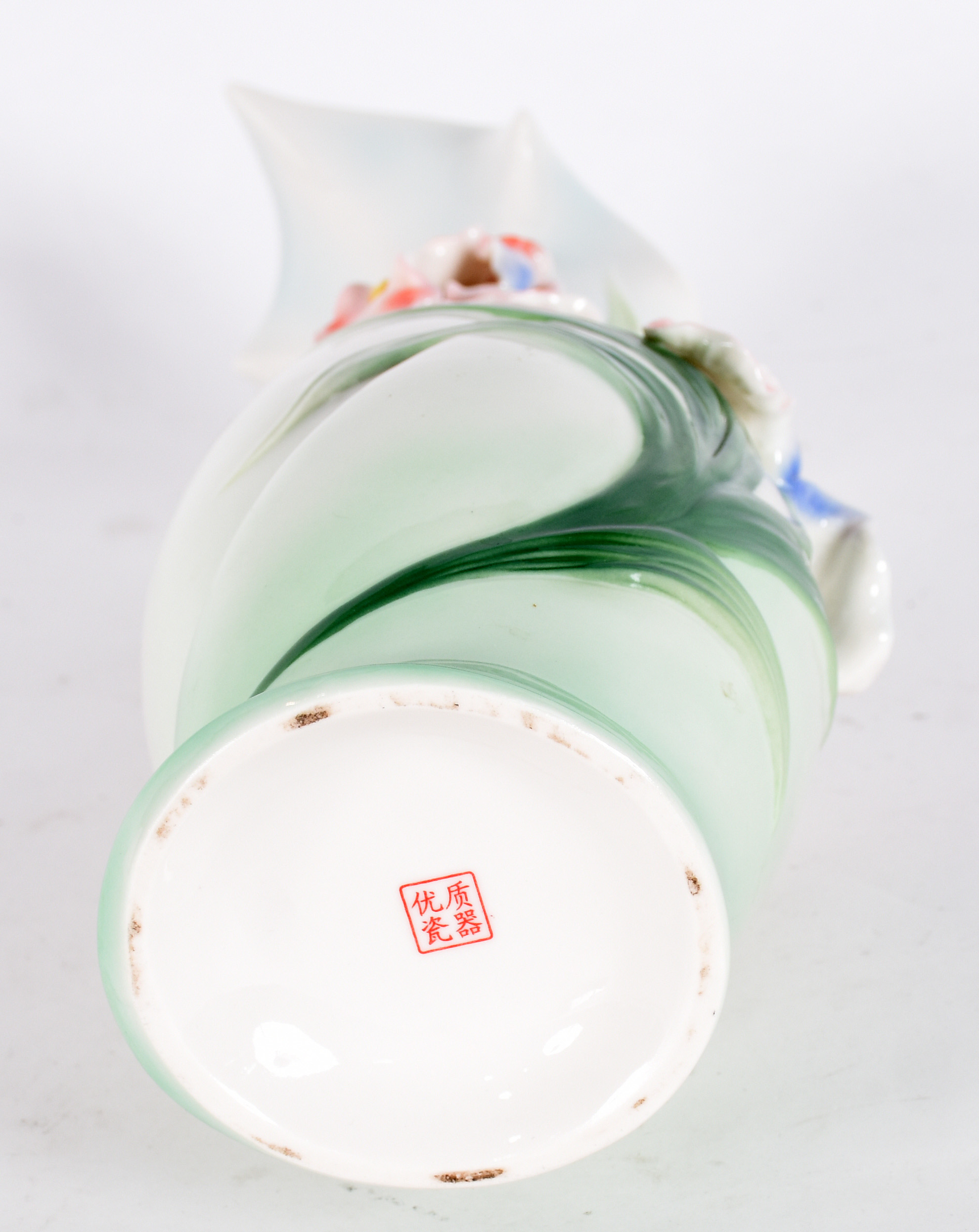 Vaso de porcelana oriental com flores em relevo policromado. - foto 3 de 4