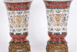Par de vasos de porcelana craquelê com figuras ... - Par de vasos de porcelana craquelê com figuras estilizadas em policromia, bases de metal dourado.