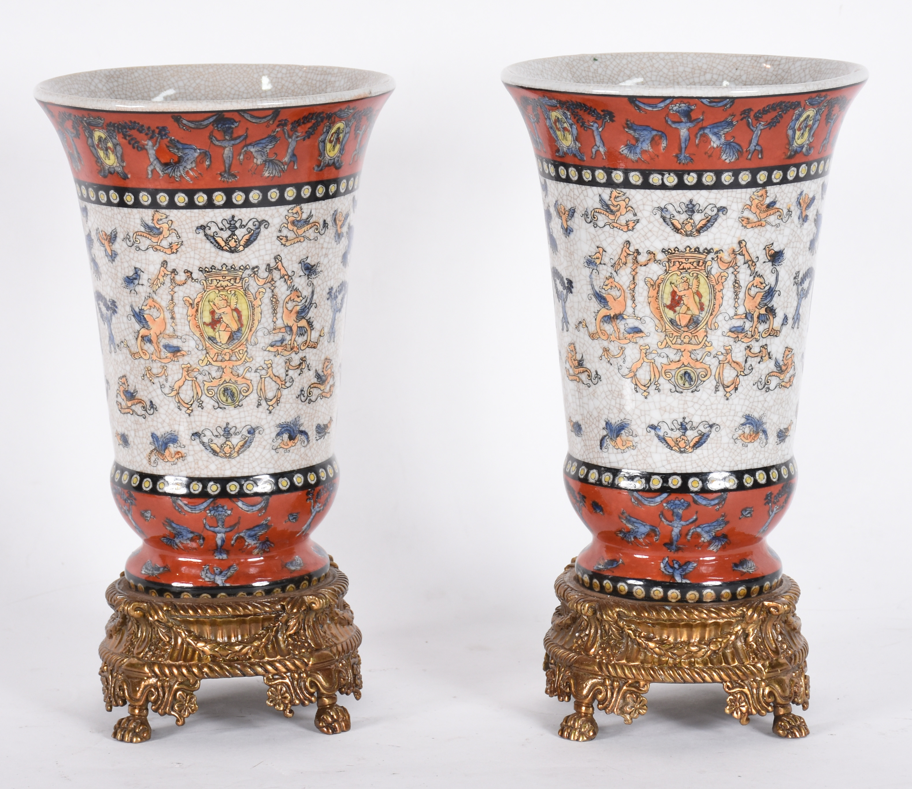 Par de vasos de porcelana craquelê com figuras estilizadas em... - foto 1 de 4