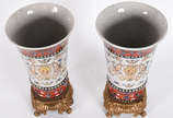 Par de vasos de porcelana craquelê com figuras ... - Par de vasos de porcelana craquelê com figuras estilizadas em policromia, bases de metal dourado.