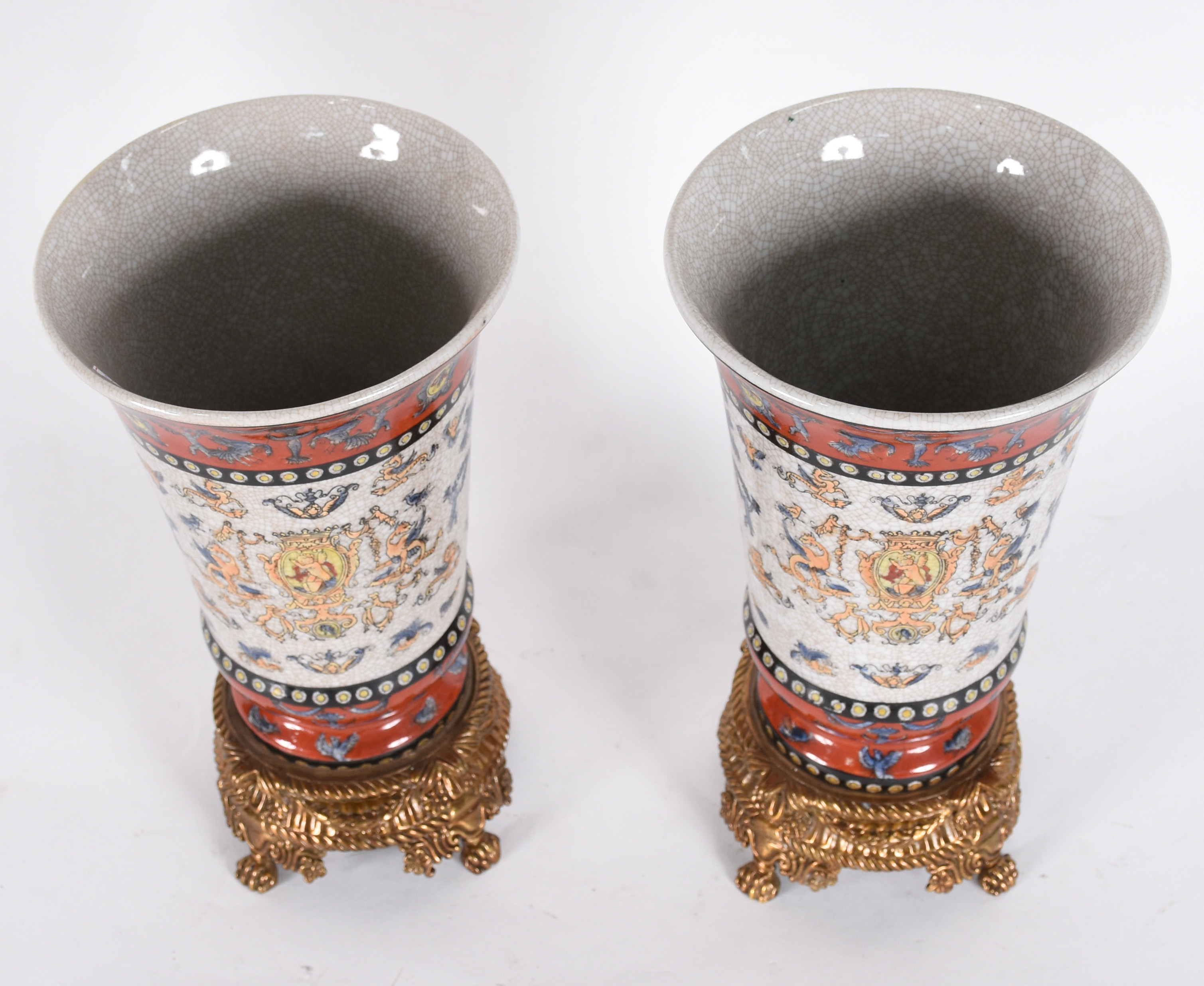 Par de vasos de porcelana craquelê com figuras estilizadas em... - foto 2 de 4