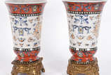 Par de vasos de porcelana craquelê com figuras ... - Par de vasos de porcelana craquelê com figuras estilizadas em policromia, bases de metal dourado.