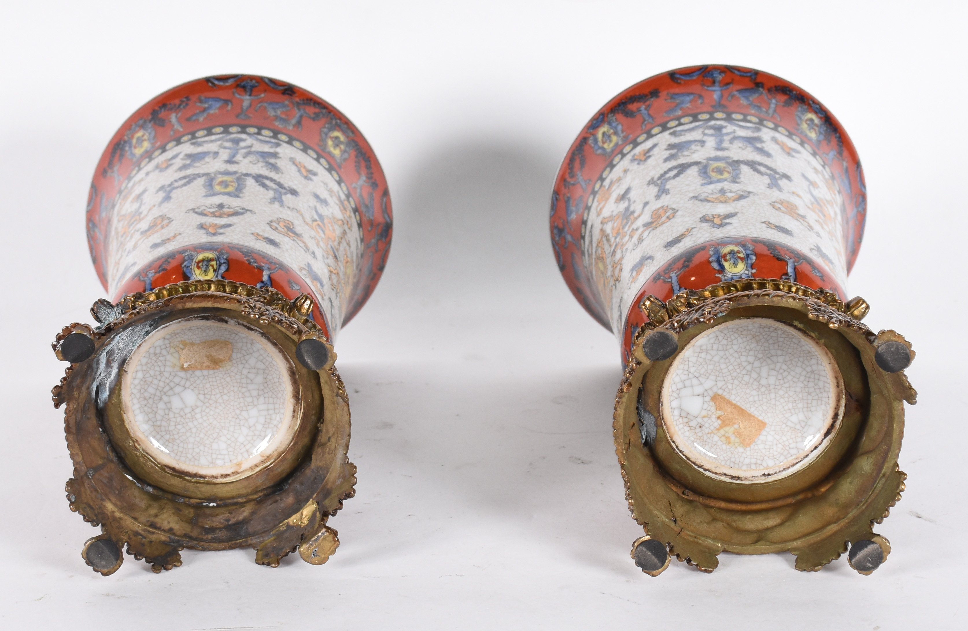 Par de vasos de porcelana craquelê com figuras estilizadas em... - foto 4 de 4