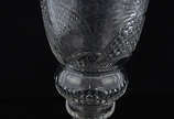 Vaso de cristal europeu lapidado com base de pr... - Vaso de cristal europeu lapidado com base de prata contrastada - Altura 31,5 cm.
