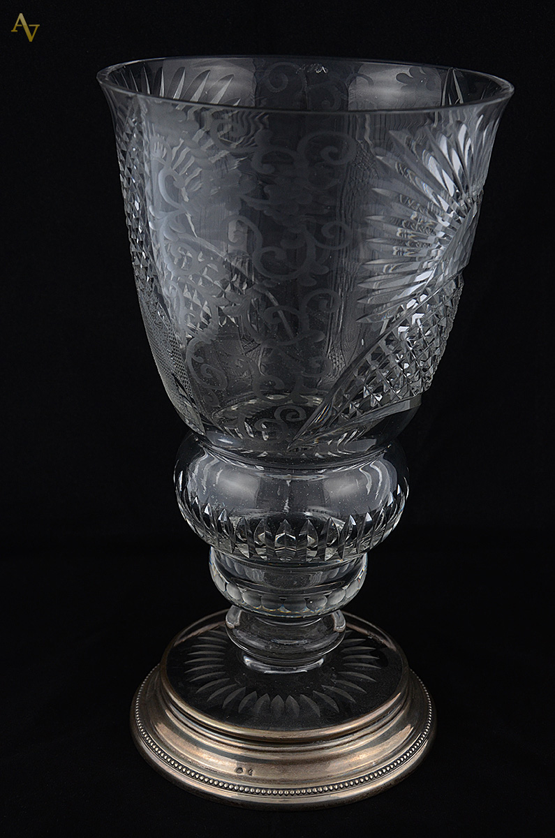 Vaso de cristal europeu lapidado com base de prata contrastada...