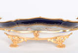 Centro de mesa de porcelana francesa azul cobal... - Centro de mesa de porcelana francesa azul cobalto e dourado, parte central com figura de ninfa e anjo.