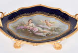 Centro de mesa de porcelana francesa azul cobal... - Centro de mesa de porcelana francesa azul cobalto e dourado, parte central com figura de ninfa e anjo.
