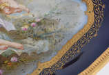 Centro de mesa de porcelana francesa azul cobal... - Centro de mesa de porcelana francesa azul cobalto e dourado, parte central com figura de ninfa e anjo.