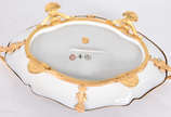 Centro de mesa de porcelana francesa azul cobal... - Centro de mesa de porcelana francesa azul cobalto e dourado, parte central com figura de ninfa e anjo.