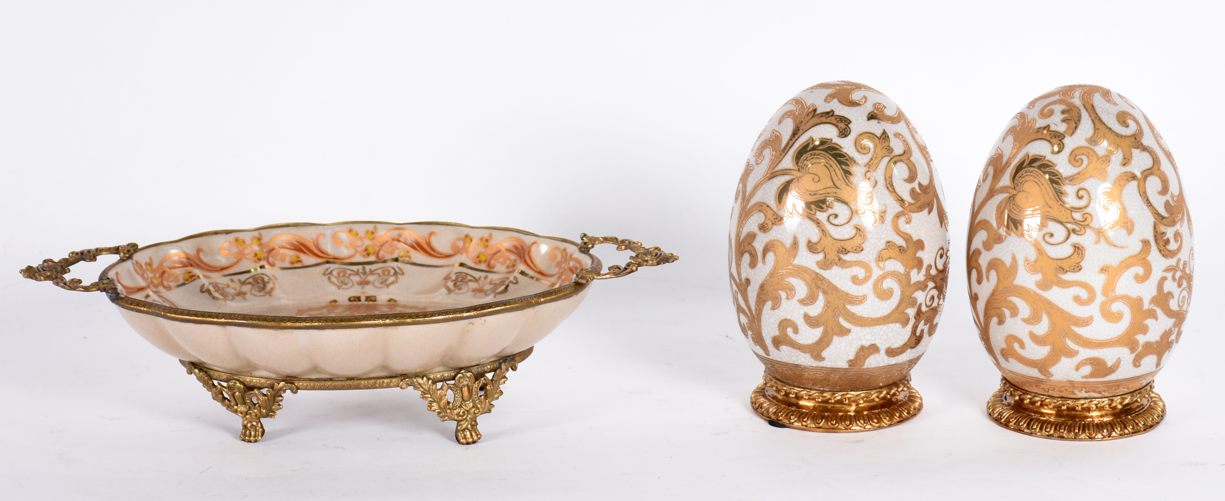 Três peças de porcelana sendo 1 porta cartão e par de pinhas com... - foto 1 de 4