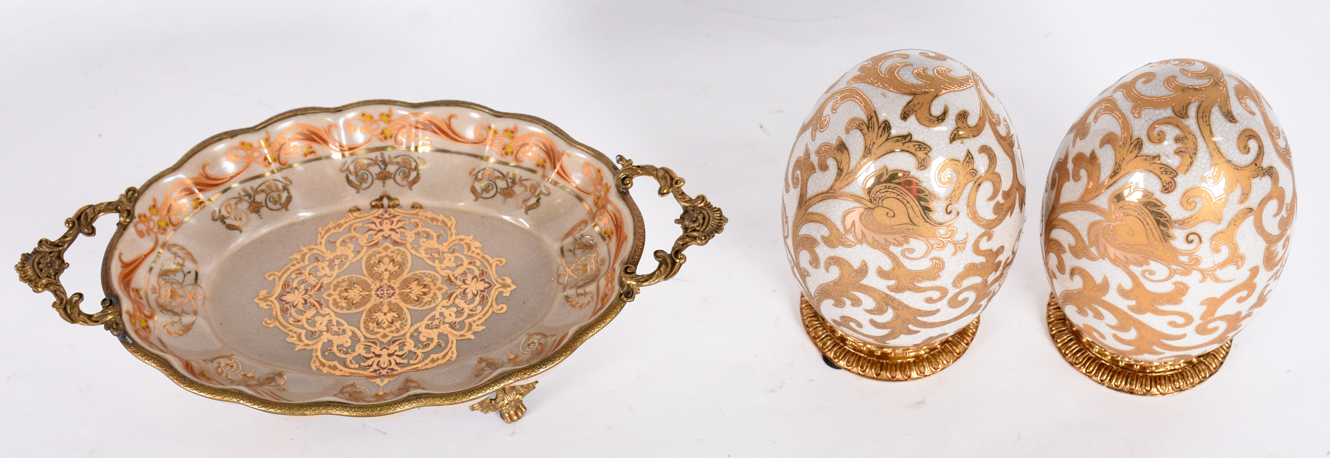 Três peças de porcelana sendo 1 porta cartão e par de pinhas com... - foto 2 de 4