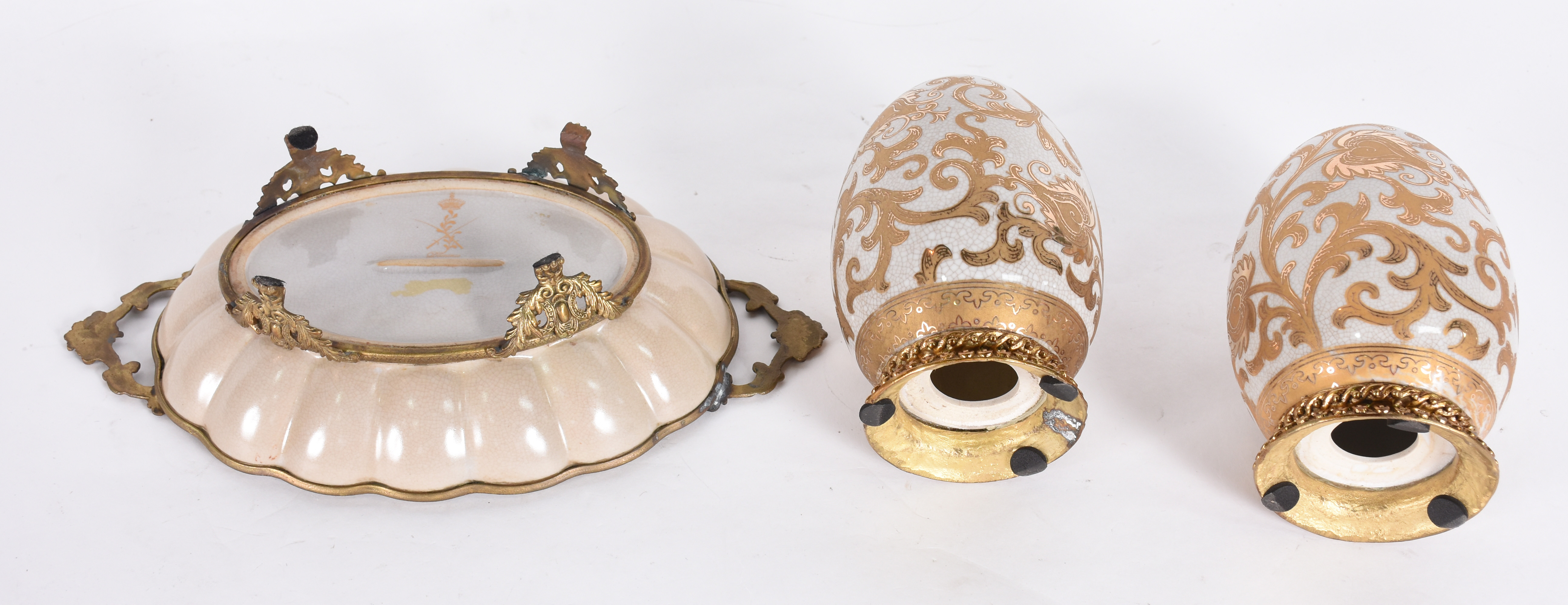 Três peças de porcelana sendo 1 porta cartão e par de pinhas com... - foto 3 de 4