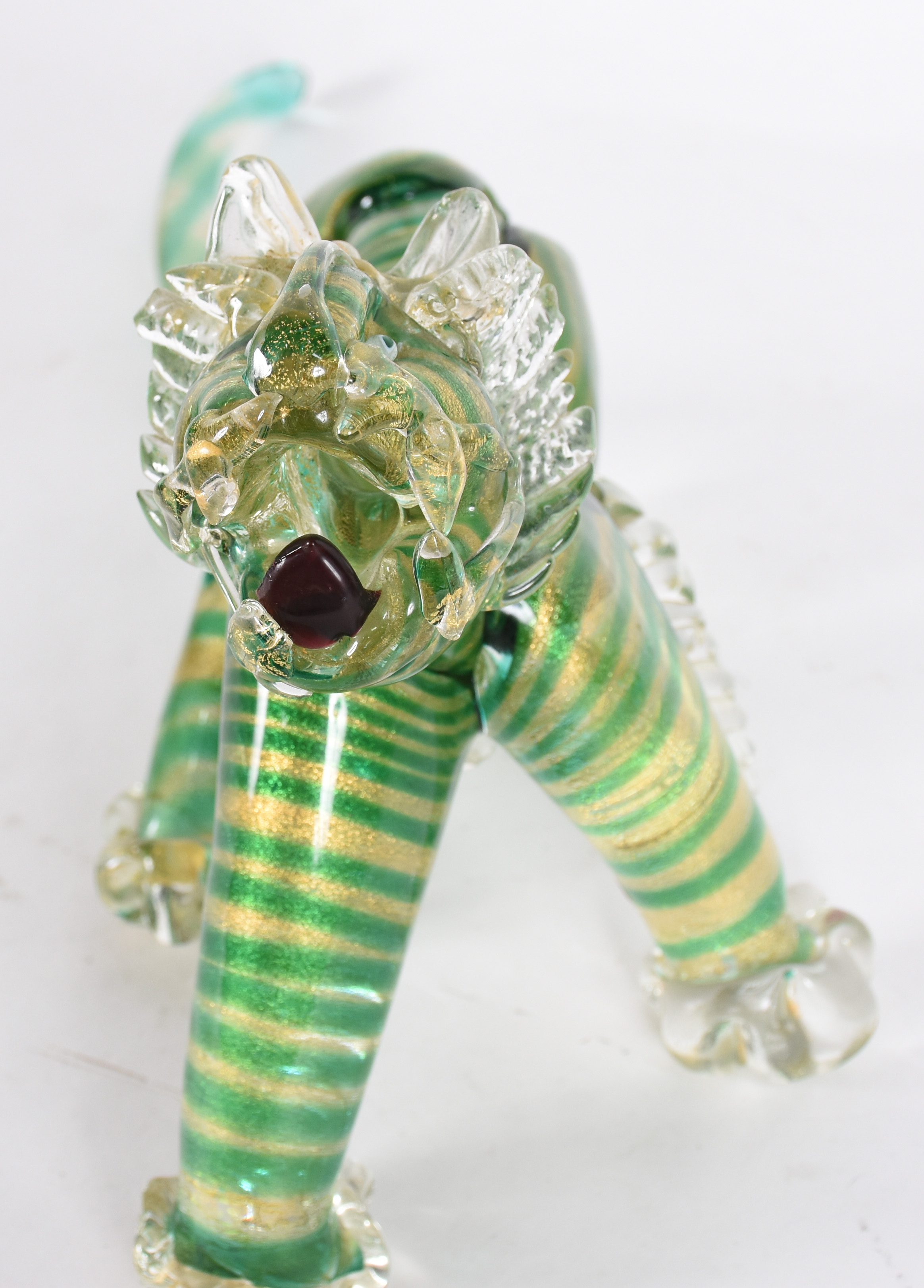 Tigre de murano com listras verdes e pó de ouro. - foto 4 de 5