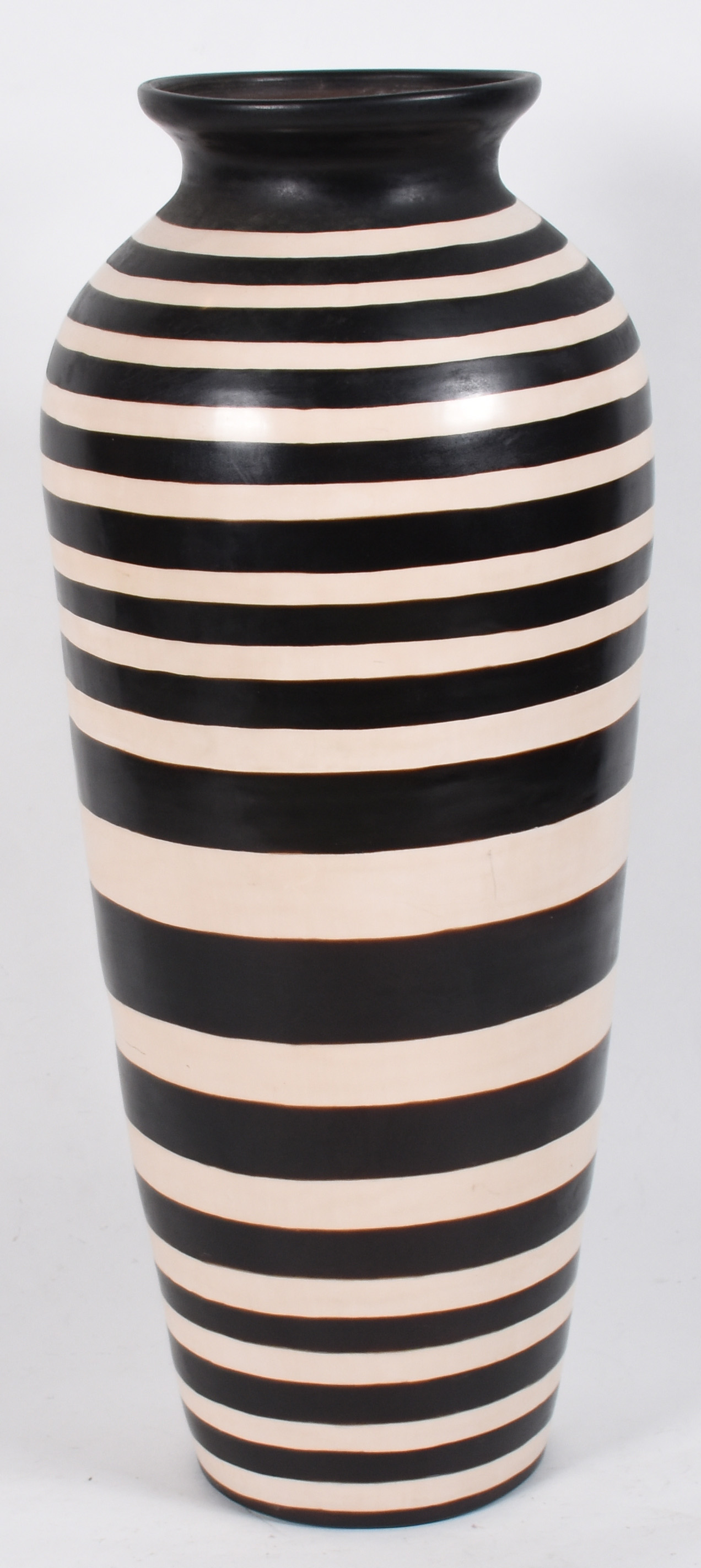 Grande vaso de cerâmica trabalhado em listras preto e branca... - foto 1 de 5